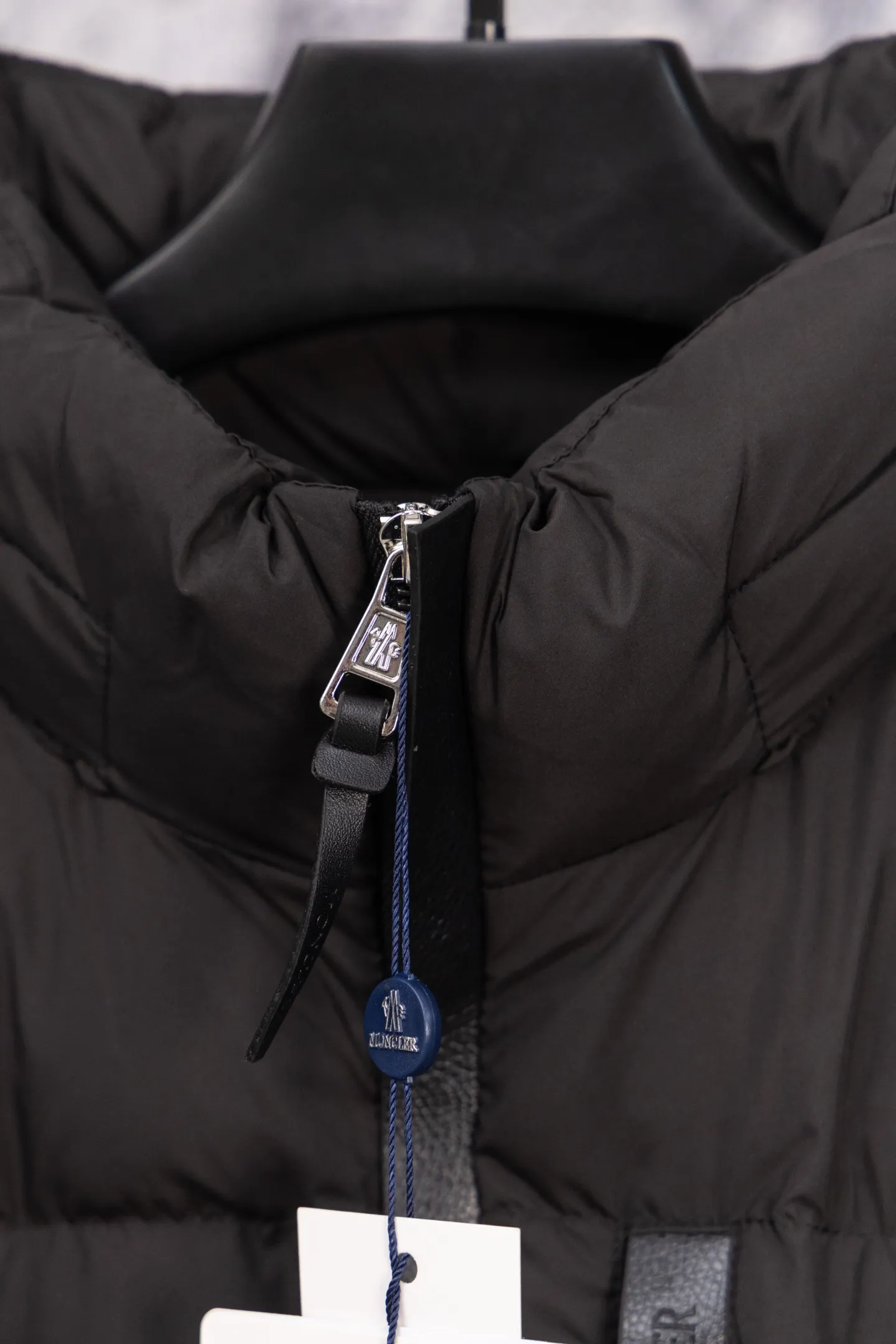 P560 Moncler New Besbre Zipper Stand Collar Down Jacket A new fashionable stand collar down jacket for autumn and winter. The overall design is simple and beautiful. It is also very versatile and suitable for any occasion. Paired with a sweatshirt inside, it is fashionable, age-reducing and warm. The body is decorated with leather zipper design pockets, which is fashionable and high-end. The sleeve arms are embellished with the brand's iconic logo, which not only highlights the brand's charm, but also has a high degree of recognition. The luxurious and low-key design is simply great! Powerful functionality brings warmth to the cold winter. It is windproof and waterproof. With 90% velvet content, it can keep you warm even on sub-zero nights. Size: M-XXL