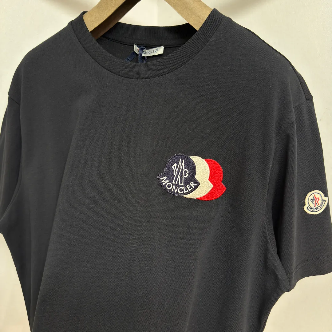 P160 🔥Moncler 26ss short sleeves. Customized cloud-soft plain cotton. Delicate feel. Comfortable and close to the skin. Pure black tone sets a versatile tone. The iconic three-color design badge is embellished on the chest to interpret the visual grammar of modern luxury. The Moncler embroidered logo on the side highlights the brand style. Making the logo become part of the identity is the ultimate pursuit of luxury goods. Size: S M L XLxxl