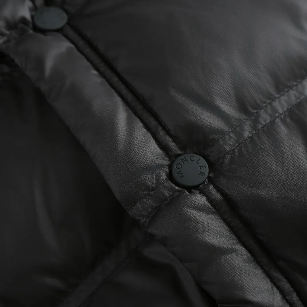 P680 MONCLER down vest with reflective markings Fabric selection: Made of ultra-fine nylon yarn woven in a high-density manner. The number of yarns per unit area is large, and the gaps between the yarns are very small, which can effectively block the penetration of cold wind. The fine weave keeps it lightweight and soft to the touch, physically restricting the lightweight down fibers from slipping through the gaps. Nylon fiber itself has good wear resistance and is not easy to snag, which significantly extends its service life and can easily cope with the needs of multiple scenarios.  Lining selection: The lining is made of 100% polyester fiber high-density weaving. The thickness of 0.08mm avoids increasing the overall weight and makes it smooth to wear. The high-density weaving structure forms a wind resistance layer to protect the thermal efficiency of the thermal insulation layer from loss. At the same time, it can withstand the expansion pressure of down and prevent deformation and damage after long-term use.  High-quality filling: 90 white duck down is selected, with a weight of 130g, ensuring excellent thermal insulation performance. After strict screening and processing, the velvet is not easy to get drilled, ensuring durability.  Process: Through the reflective cloth punching process, the logo is regularly arranged on the triangular reflective mark with dozens of small holes, which not only improves the functionality, but also strengthens the recognition and aesthetics.   Accessories: One-to-one customized snap buttons, one-to-one customized zipper pullers, one-to-one customized badges, one-to-one customized elastic buckles, etc. SIZE: 1 2 3 4