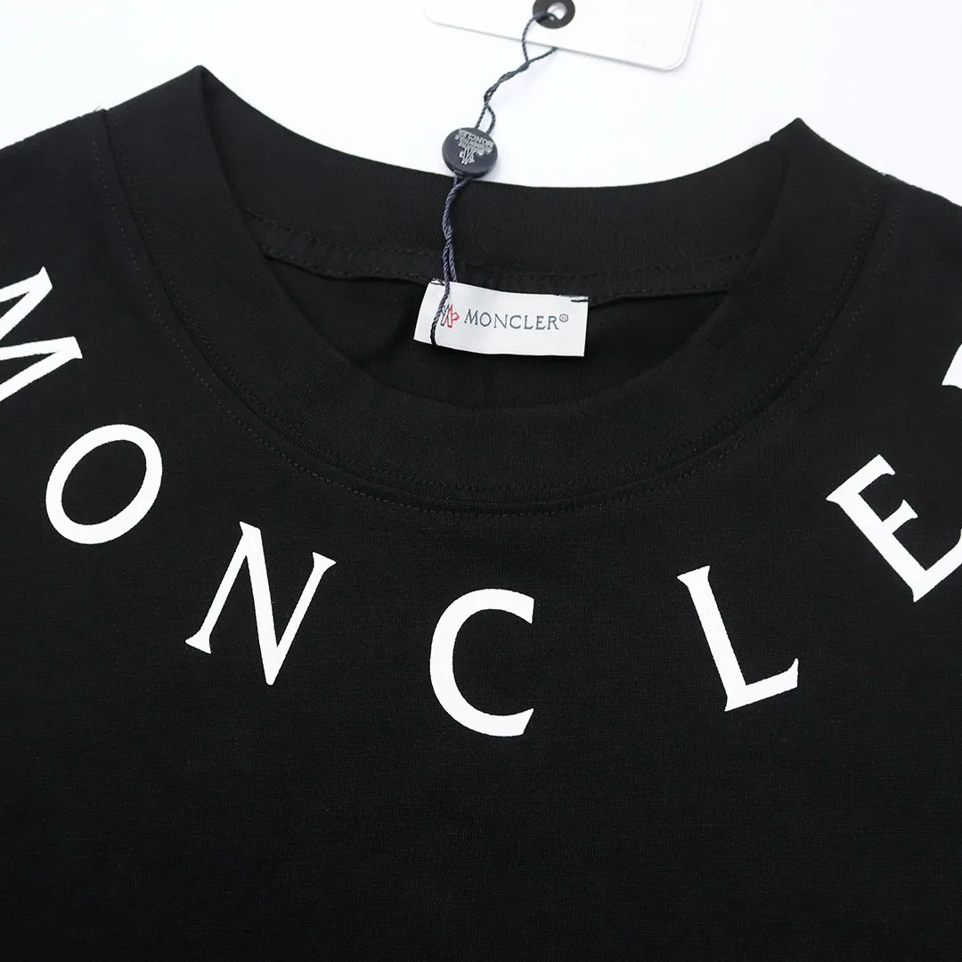 P134 Style No.: 847 〈MONCLER〉The price of the MONCLER is actually quite advantageous. Those who have been to the counters should know that the price of the MONCLER is not much cheaper than Gucci Burberry. It is just relatively low-key and unwilling to hype. It is a picture that you will buy or not. It has an arrogant existence... Exclusively customized 270 grams of 32-count double-yarn smooth cotton. The texture is very soft and comfortable. 100% top-grade fabrics that are different from the market (no shrinkage, no deformation, no pilling) Matched with 320g 1*1 thread (fabric threads are dyed in the same vat, no color difference, threads are not easy to deform) Color: Black White Size: S-XL