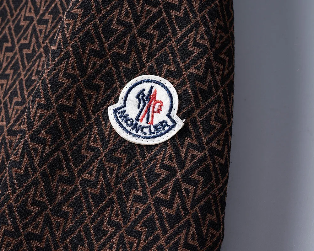 P540 🌸🌸🌸🌸 Moncler 2025 new autumn and winter suit High quality, top version trading company channel order, exclusive overseas boutique sale, classic is eternal, it is definitely worth buying! This type of suit is also a must-have. You don’t have to think about how to match it, you can just get it in one set! Customized fabric, smooth to the touch, yet stiff and stylish, giving the upper body a full texture! The overall design is simple and elegant without losing style. It has a strong sense of upper body and is definitely at the forefront of fashion. It is very comfortable to wear. There is no need to say much about the style and cut of the pants. The upper body is exquisite and vivid. It is a truly top-notch casual suit that can be used in various occasions whether it is sports or leisure time! ! !   Three complete standards Color: Picture color Size: M, L, xL, xxL, xxxL