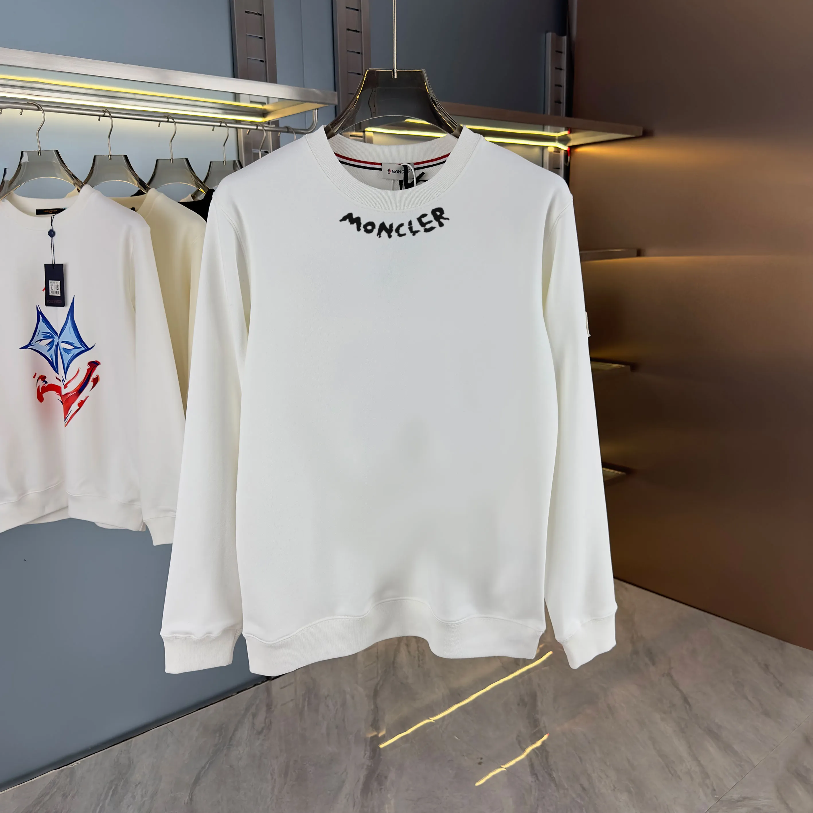 P210 high version sweatshirt) 📦With exclusive picture packaging📦 [Long-term ready stock] Upgraded version "Mobile phone smart sensor ~ NFC chip armband ~ Direct access to the official website anti-counterfeiting" 〖 𝐌𝐎𝐍𝐂𝐋𝐄𝐑 ~ Mouth covering〗 2025 new high quality, using 450g heavyweight fabric Different from the market currency, you can mix and match everything at will and you will be handsome😎The whole clothes is made of double waistcoats. The double waistcoats make the whole dress more three-dimensional. It is not an ordinary factory that can do such fine work. 2025 autumn and winter new style, on sale at the counter, exquisite printed round neck terry sweatshirt. High-end double-ply cotton. Customized stretch ribs are dyed in the same vat. Three standards are complete. It is matched with digital printing patterns and is very breathable. Same style for men and women. Color: black, white, apricot. Size: S M L XL 2XL