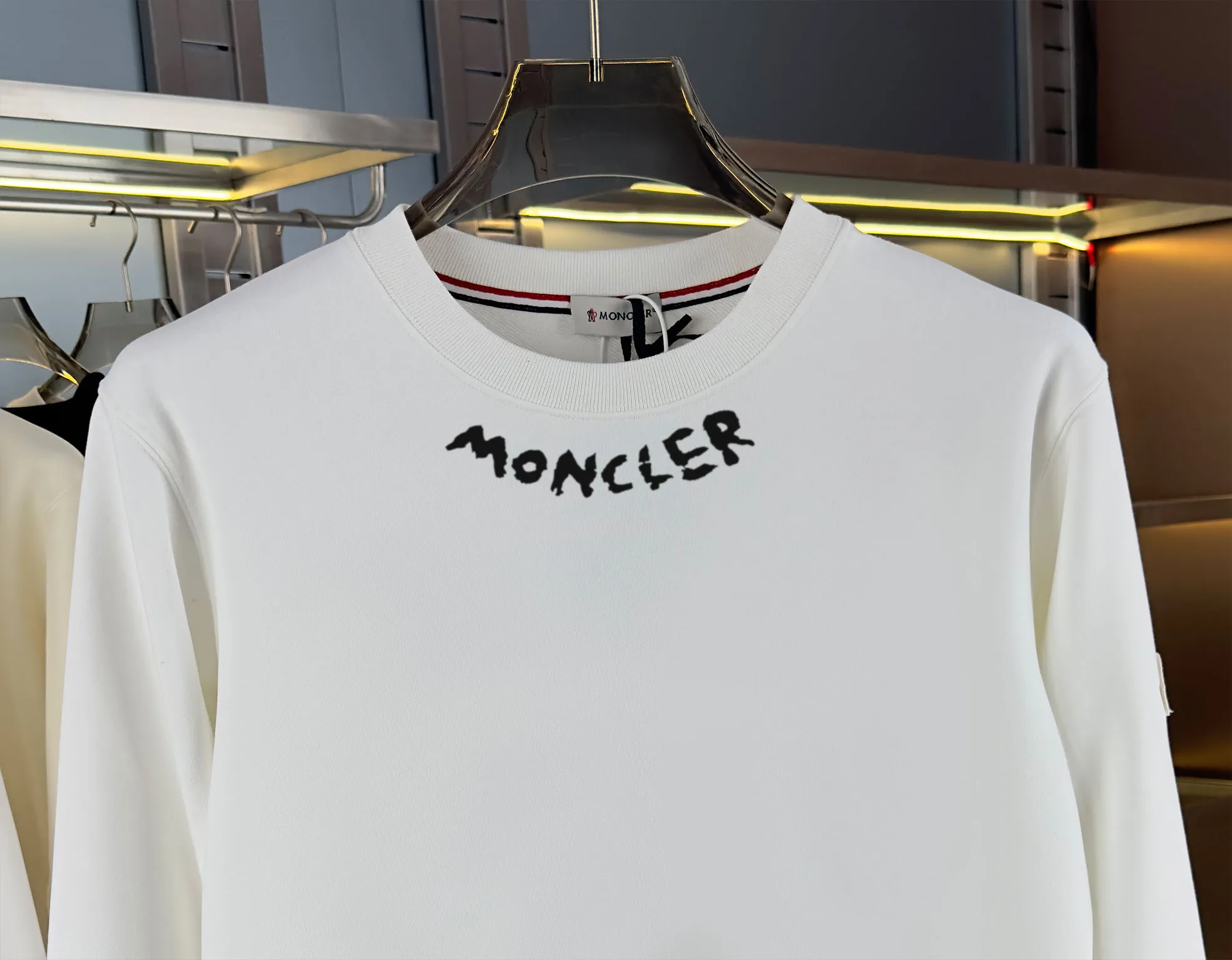 P210 high version sweatshirt) 📦With exclusive picture packaging📦 [Long-term ready stock] Upgraded version "Mobile phone smart sensor ~ NFC chip armband ~ Direct access to the official website anti-counterfeiting" 〖 𝐌𝐎𝐍𝐂𝐋𝐄𝐑 ~ Mouth covering〗 2025 new high quality, using 450g heavyweight fabric Different from the market currency, you can mix and match everything at will and you will be handsome😎The whole clothes is made of double waistcoats. The double waistcoats make the whole dress more three-dimensional. It is not an ordinary factory that can do such fine work. 2025 autumn and winter new style, on sale at the counter, exquisite printed round neck terry sweatshirt. High-end double-ply cotton. Customized stretch ribs are dyed in the same vat. Three standards are complete. It is matched with digital printing patterns and is very breathable. Same style for men and women. Color: black, white, apricot. Size: S M L XL 2XL