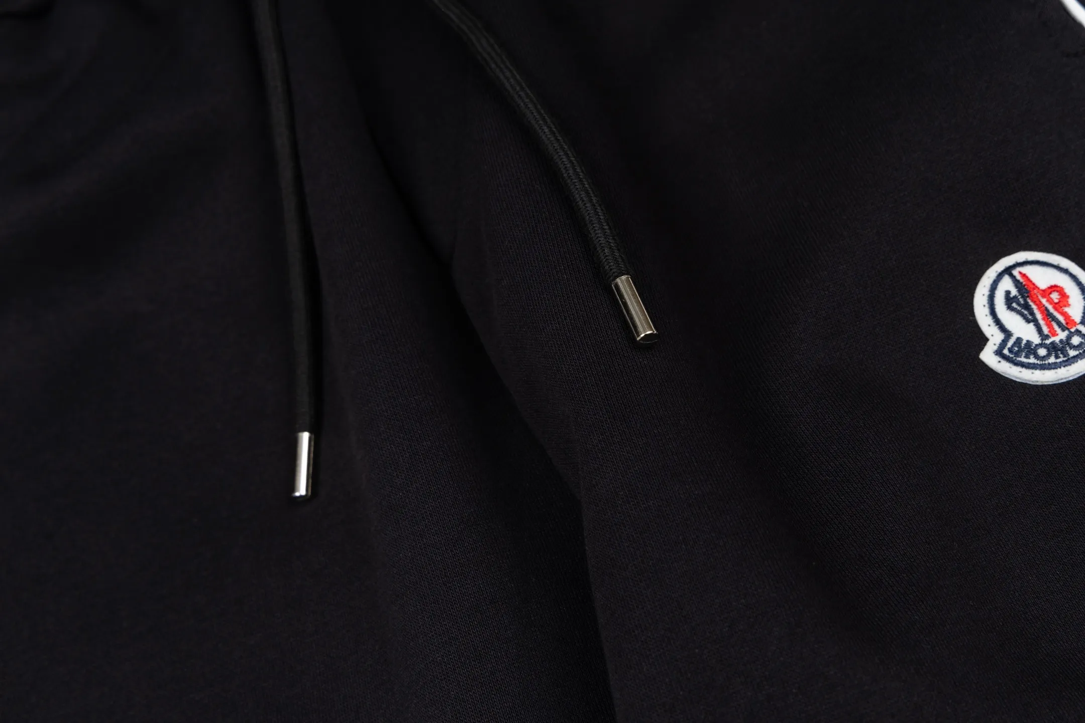 P220 Style No. Y189 Straight-leg sweatpants with small label line webbing pockets and torch embroidery. MONCLER official website ZP synchronized new sweatpants. The fabric is made of 450g heavy double-strand double yarn composite fabric. The small label is exquisitely embroidered with letter craftsmanship. Customized hand-stitched line webbing on the side. Elastic drawstring waist design is full of flexibility. High version of the inner hemming strip. Perfect details. Loose version. Made with conscience. High temperature resistance. Will not fall off. Machine washable. Factory-made workmanship, bag strips with neat double-needle stitching, popular internet celebrity model, very popular, loose os version, can be worn up to 200 pounds, tag, hanging beads, washable, main seller, packaging, full set of accessories📦 All details are real shots without beauty filters, feel free to buy📷 Color: black gray size: S M L XL