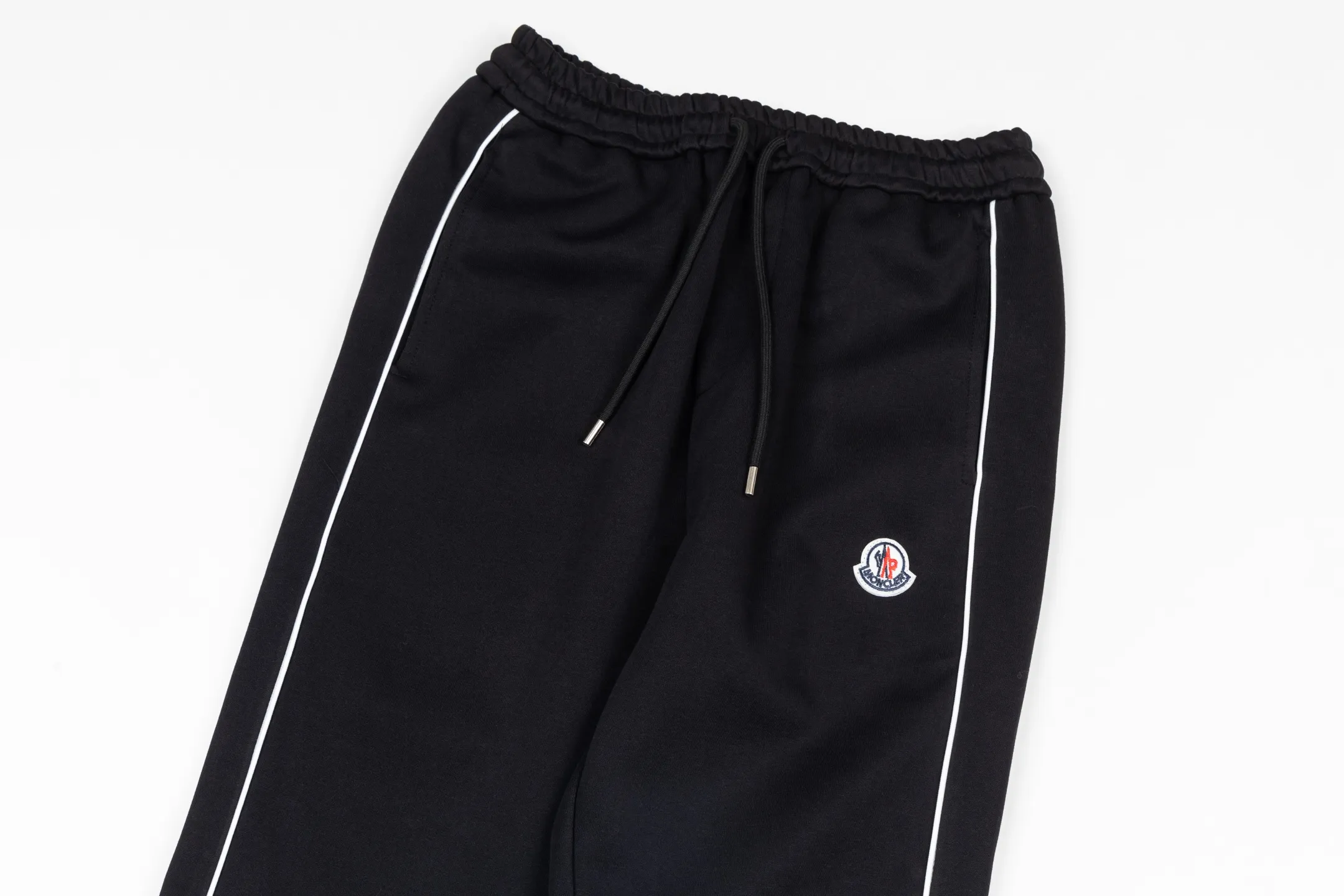 P220 Style No. Y189 Straight-leg sweatpants with small label line webbing pockets and torch embroidery. MONCLER official website ZP synchronized new sweatpants. The fabric is made of 450g heavy double-strand double yarn composite fabric. The small label is exquisitely embroidered with letter craftsmanship. Customized hand-stitched line webbing on the side. Elastic drawstring waist design is full of flexibility. High version of the inner hemming strip. Perfect details. Loose version. Made with conscience. High temperature resistance. Will not fall off. Machine washable. Factory-made workmanship, bag strips with neat double-needle stitching, popular internet celebrity model, very popular, loose os version, can be worn up to 200 pounds, tag, hanging beads, washable, main seller, packaging, full set of accessories📦 All details are real shots without beauty filters, feel free to buy📷 Color: black gray size: S M L XL