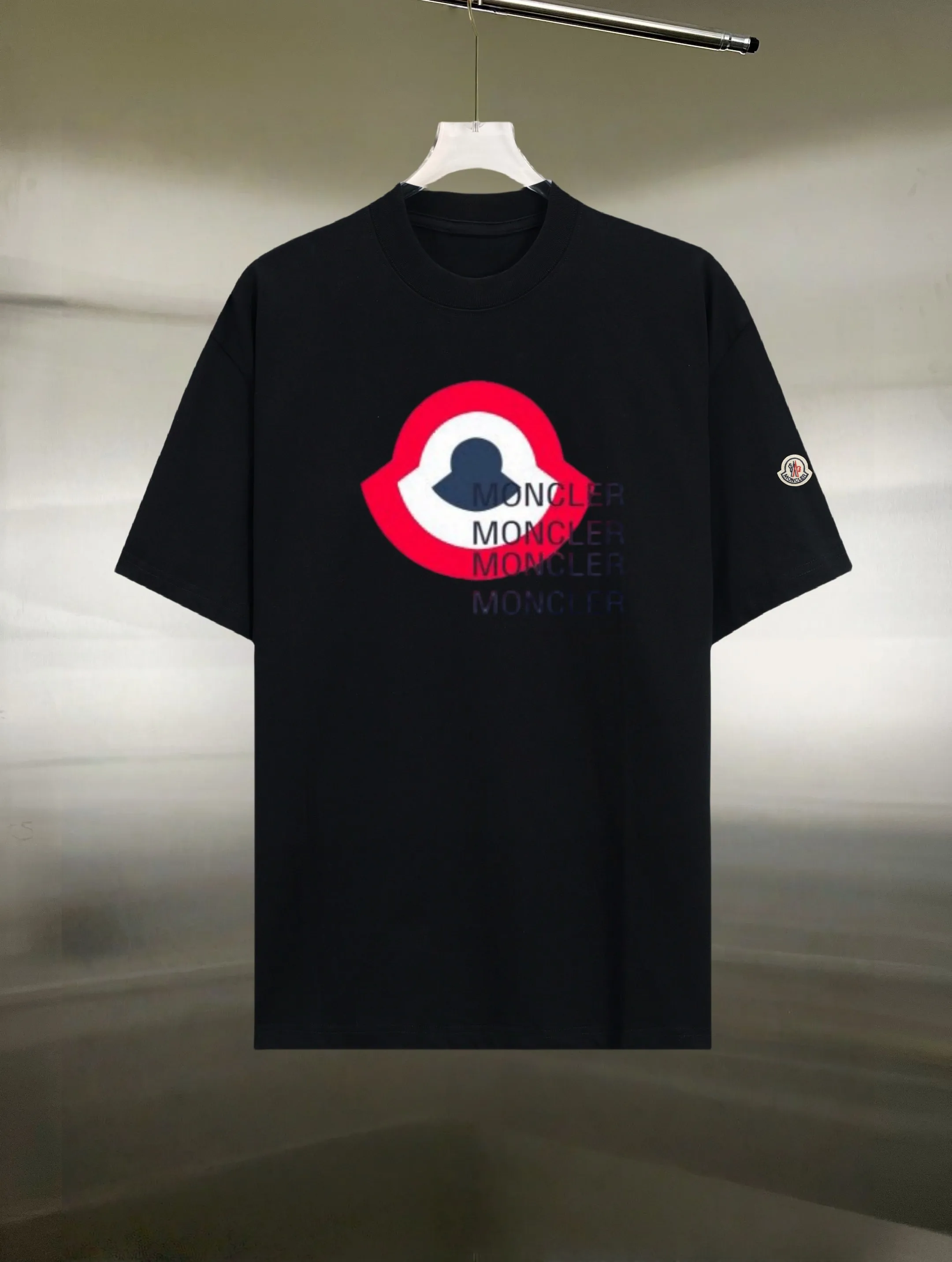 P130 Style: Moncler/muzzled short-sleeved T-shirt Fabric: 300g double yarn 100% cotton Rib: 320g Solona Process: Printing Color: White Black Size: S M L XL XXL No gender distinction, same style for men and women