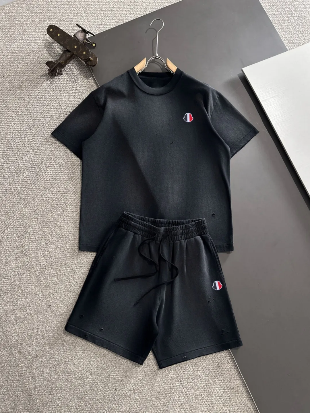 Next day shipping P460 MONCLER/Mongolian high quality 2025 spring and summer new casual heavy industry suit exclusively developed by yb! High quality production! Imported custom-made fabrics for foreign orders, with high breathability and comfort, impeccable details, brand element design concept, delicate and soft feel! It presents a casual cut and the upper body shape is great! On sale simultaneously on the official website! From a high-end men's positioning brand, the low-key luxury taste is irresistible! Exquisite workmanship and impeccable quality! The overall style is simple, fashionable and timeless, fully meeting the requirements of stylish and tasteful dressing! Size: S-XXL