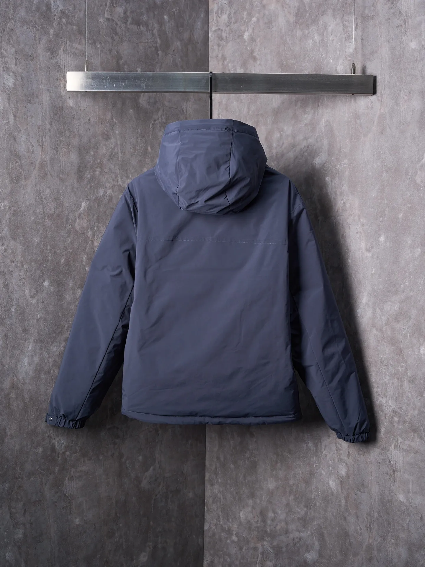 P860 Actual hanging auction] MONCLER/Maskled Leather Flap Pocket Logo Jacket Style Hooded Down Jacket [Ready Stock] 1 2 3 4 Made of 90 white duck down with a weight of 200g to ensure excellent thermal insulation performance. After strict screening and processing, the velvet is not easy to drill, ensuring durability. After selecting 100% polyester fiber and undergoing microfiberization treatment, the individual fibers become extremely fine, which greatly increases the fiber surface area, making the fabric soft, smooth, and close to natural fibers in touch. The high-density textile method makes the structure tight, thus giving it a certain degree of wrinkle resistance, windproof warmth and wear resistance.   The high-density lining is woven with ultra-fine denier, with a thickness of 0.08mm to avoid increasing the overall weight and making it smooth to wear. The high-density woven structure forms a wind resistance layer to protect the thermal efficiency of the thermal layer from loss. It can also withstand the expansion pressure of down and prevent deformation and damage after long-term use.  The leather flap pocket on the chest is matched with a pebbled leather flap + matte metal buckle, which is low-key yet exuding elegance. The hidden adjustment rope adds a sense of sophistication to your hands. The "ID card" is directly embedded on the black satin inner patch pocket! Silver snaps + red, white and blue webbing, low-key yet exuding a sense of luxury, both visually and tactilely smooth.
