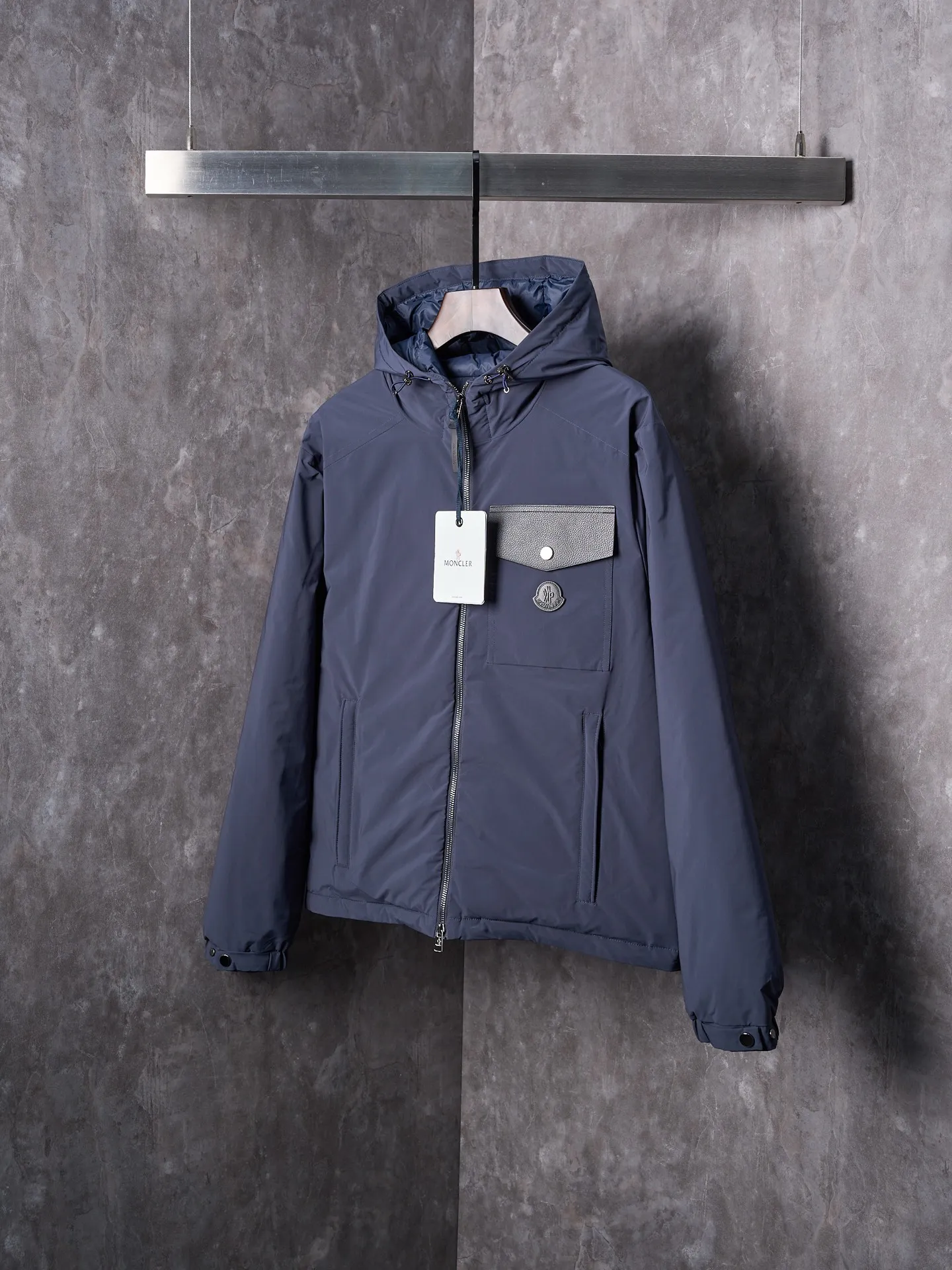 P860 Actual hanging auction] MONCLER/Maskled Leather Flap Pocket Logo Jacket Style Hooded Down Jacket [Ready Stock] 1 2 3 4 Made of 90 white duck down with a weight of 200g to ensure excellent thermal insulation performance. After strict screening and processing, the velvet is not easy to drill, ensuring durability. After selecting 100% polyester fiber and undergoing microfiberization treatment, the individual fibers become extremely fine, which greatly increases the fiber surface area, making the fabric soft, smooth, and close to natural fibers in touch. The high-density textile method makes the structure tight, thus giving it a certain degree of wrinkle resistance, windproof warmth and wear resistance.   The high-density lining is woven with ultra-fine denier, with a thickness of 0.08mm to avoid increasing the overall weight and making it smooth to wear. The high-density woven structure forms a wind resistance layer to protect the thermal efficiency of the thermal layer from loss. It can also withstand the expansion pressure of down and prevent deformation and damage after long-term use.  The leather flap pocket on the chest is matched with a pebbled leather flap + matte metal buckle, which is low-key yet exuding elegance. The hidden adjustment rope adds a sense of sophistication to your hands. The "ID card" is directly embedded on the black satin inner patch pocket! Silver snaps + red, white and blue webbing, low-key yet exuding a sense of luxury, both visually and tactilely smooth.