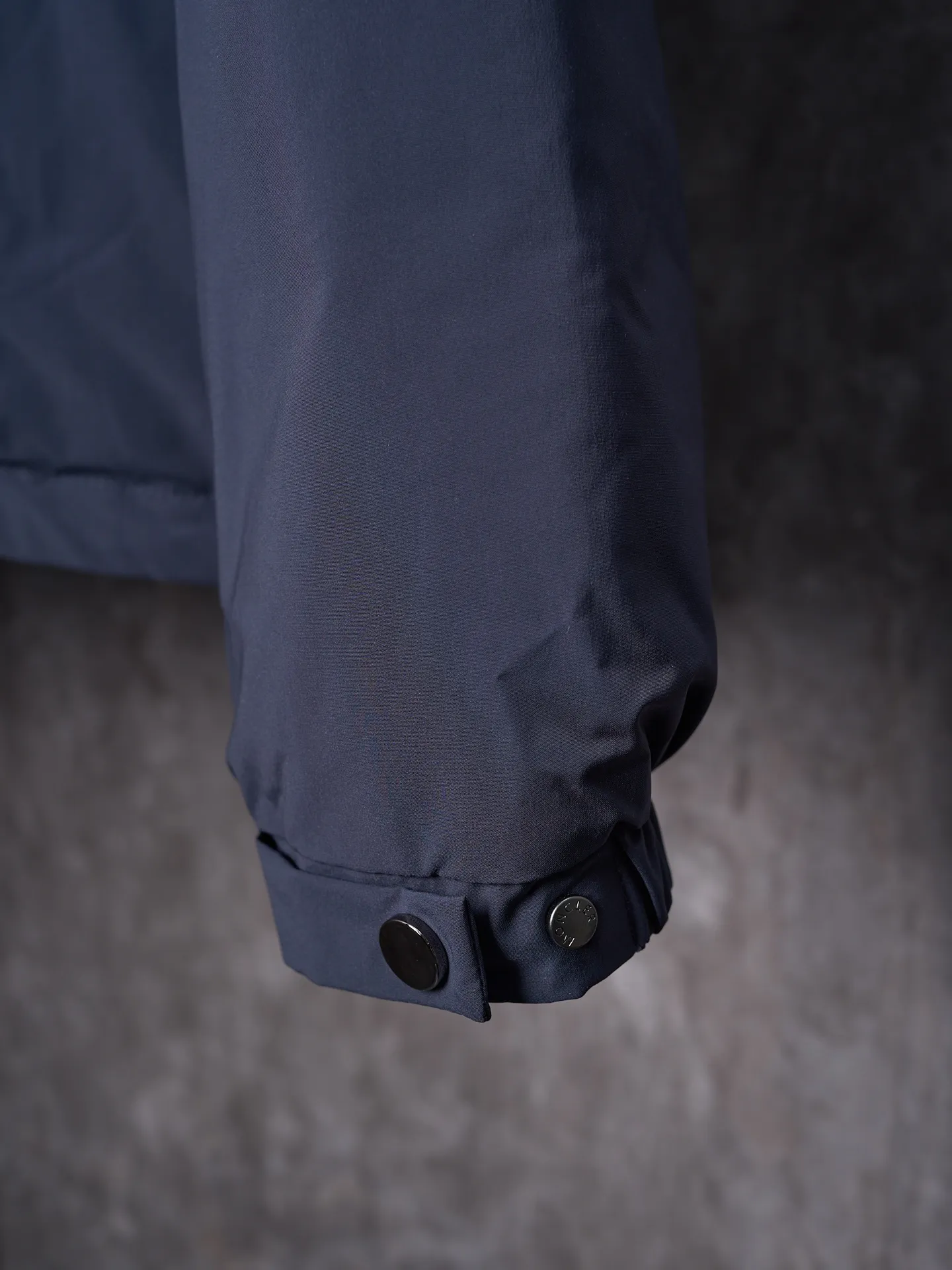 P860 Actual hanging auction] MONCLER/Maskled Leather Flap Pocket Logo Jacket Style Hooded Down Jacket [Ready Stock] 1 2 3 4 Made of 90 white duck down with a weight of 200g to ensure excellent thermal insulation performance. After strict screening and processing, the velvet is not easy to drill, ensuring durability. After selecting 100% polyester fiber and undergoing microfiberization treatment, the individual fibers become extremely fine, which greatly increases the fiber surface area, making the fabric soft, smooth, and close to natural fibers in touch. The high-density textile method makes the structure tight, thus giving it a certain degree of wrinkle resistance, windproof warmth and wear resistance.   The high-density lining is woven with ultra-fine denier, with a thickness of 0.08mm to avoid increasing the overall weight and making it smooth to wear. The high-density woven structure forms a wind resistance layer to protect the thermal efficiency of the thermal layer from loss. It can also withstand the expansion pressure of down and prevent deformation and damage after long-term use.  The leather flap pocket on the chest is matched with a pebbled leather flap + matte metal buckle, which is low-key yet exuding elegance. The hidden adjustment rope adds a sense of sophistication to your hands. The "ID card" is directly embedded on the black satin inner patch pocket! Silver snaps + red, white and blue webbing, low-key yet exuding a sense of luxury, both visually and tactilely smooth.