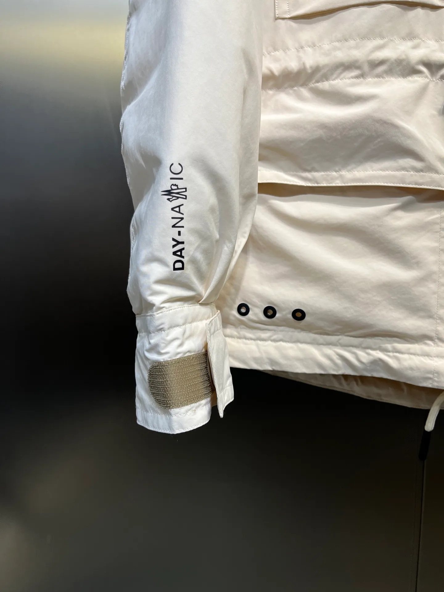 P1000 moncler⭐️ New down jacket for autumn and winter. Original custom-made hardware and accessories. All imported and original customization. Welcome to compare. Absolutely high quality. Made of top-grade 90 white goose down. Super soft. Filled with fluffy and full feathers. Super heavy-duty. Fabric workmanship. 👍Perfect version. Fabric is super comfortable. Exclusive model. Non-market product. Women's size.  Size; 00 0 1 2 (00 is the smallest size)