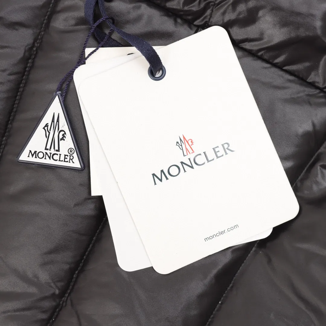 P580 V-shaped knitted Moncler muzzle 24s new irregular splicing knitted stand-collar light down jacket. New autumn and winter down splicing jacket. The down filling is practical and adds splicing popular elements~short version. The solid color series is full of high-end! Comfortable, fashionable and versatile! Style number: A69# Color: black white Size: S M L