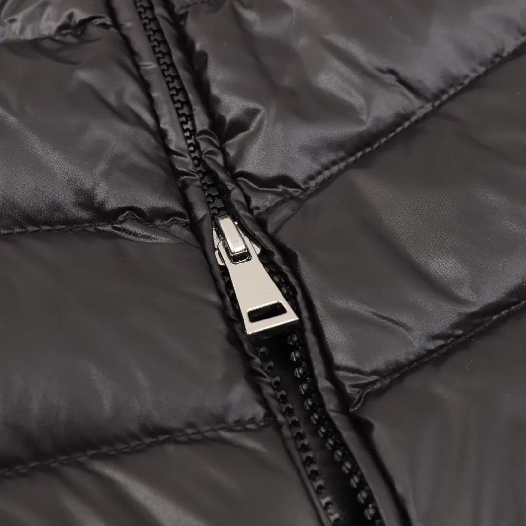 P580 V-shaped knitted Moncler muzzle 24s new irregular splicing knitted stand-collar light down jacket. New autumn and winter down splicing jacket. The down filling is practical and adds splicing popular elements~short version. The solid color series is full of high-end! Comfortable, fashionable and versatile! Style number: A69# Color: black white Size: S M L