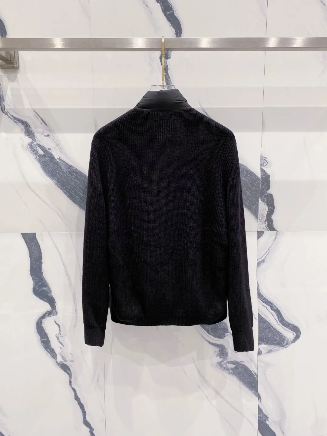 P700 Moncler 2025 new autumn and winter down jacket. The knitted splicing down jacket uses the new national standard 95 white duck down. The new autumn and winter product has an inner artifact! In China, down and black colors are all in basic style. They can be worn alone or layered to create a more layered look! Full of fluffiness! It has enough filling, and its thermal insulation performance is not a problem, it is windproof and warm! Color: Black White Size: 48-56