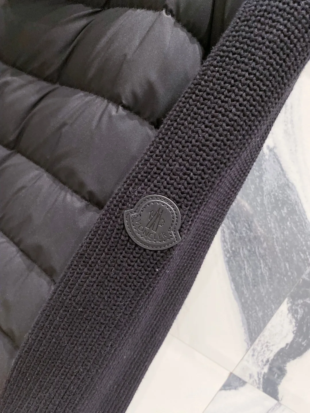 P700 Moncler 2025 new autumn and winter down jacket. The knitted splicing down jacket uses the new national standard 95 white duck down. The new autumn and winter product has an inner artifact! In China, down and black colors are all in basic style. They can be worn alone or layered to create a more layered look! Full of fluffiness! It has enough filling, and its thermal insulation performance is not a problem, it is windproof and warm! Color: Black White Size: 48-56