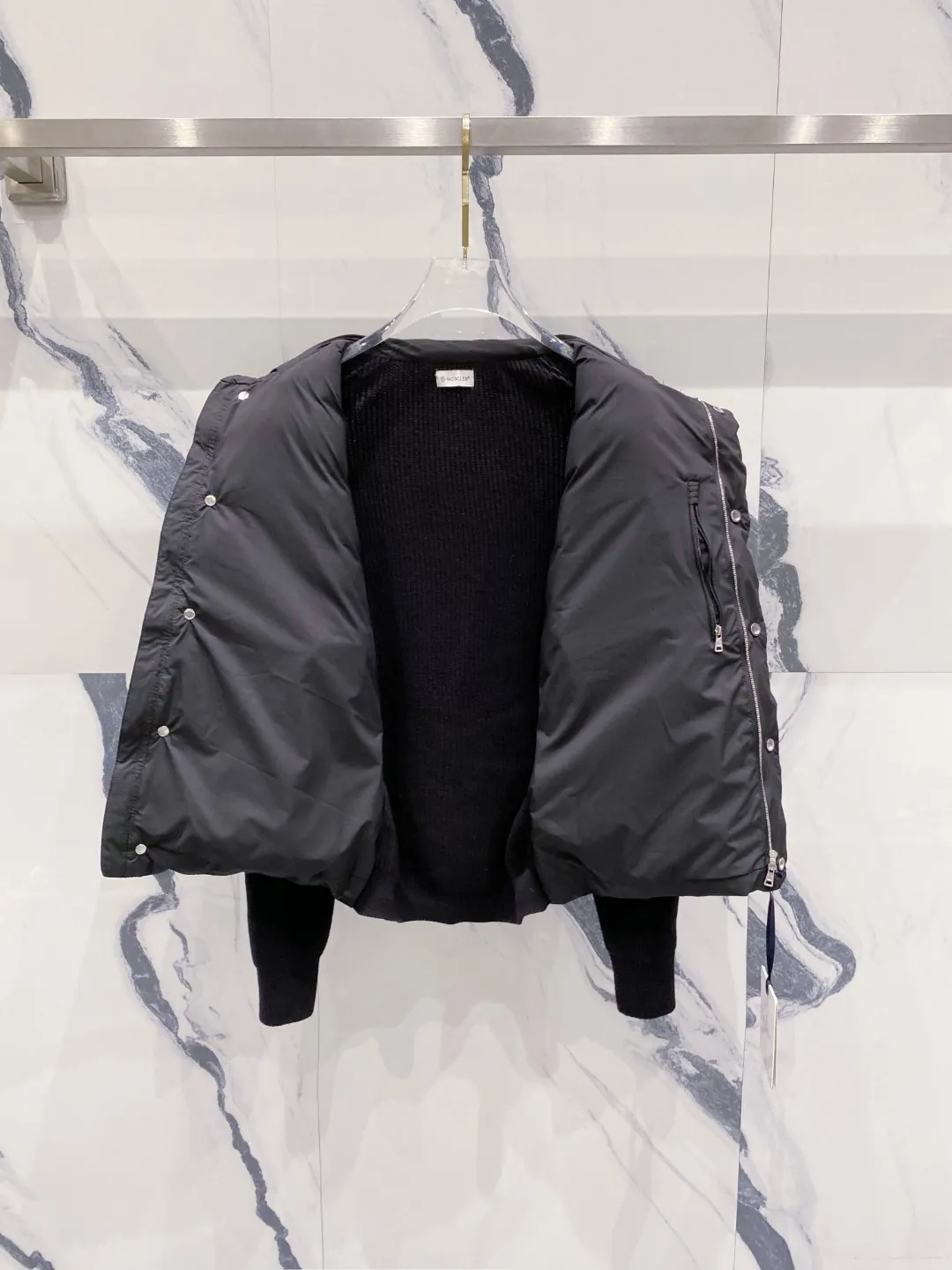 P700 Moncler 2025 new autumn and winter down jacket. The knitted splicing down jacket uses the new national standard 95 white duck down. The new autumn and winter product has an inner artifact! In China, down and black colors are all in basic style. They can be worn alone or layered to create a more layered look! Full of fluffiness! It has enough filling, and its thermal insulation performance is not a problem, it is windproof and warm! Color: Black White Size: 48-56