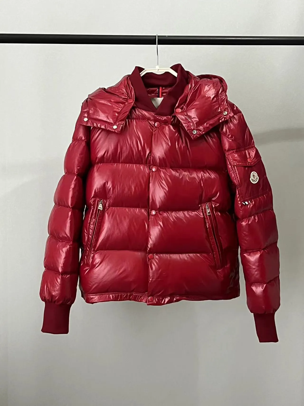 P920 ⬆️🆕❤️2️⃣0️⃣2️⃣4️⃣🆕MONCLER, the latest winter model, couple model, is on sale simultaneously on the official website! This down jacket has a great sense of design and looks, and you can buy it directly with quality control. It’s a high-end product that you can’t go wrong with! Simple and elegant design~Classic flap pocket design on the sleeves and arms~The overall design makes this dress unique! It is made of imported high-tech fabrics and is filled with white duck down. The texture and shape of the fabric are exquisite. You can feel its powerful aura through the detailed pictures. It also has superior handsomeness and thermal performance, making it easy to wear in various occasions! With polythermal insulation, you don’t have to worry about a little chill! It shows off the style and is also very warm at the same time (hat 🉑removable)~ Color: Black Red Gray Size: 1-2-3-4-5 (M~3XL)