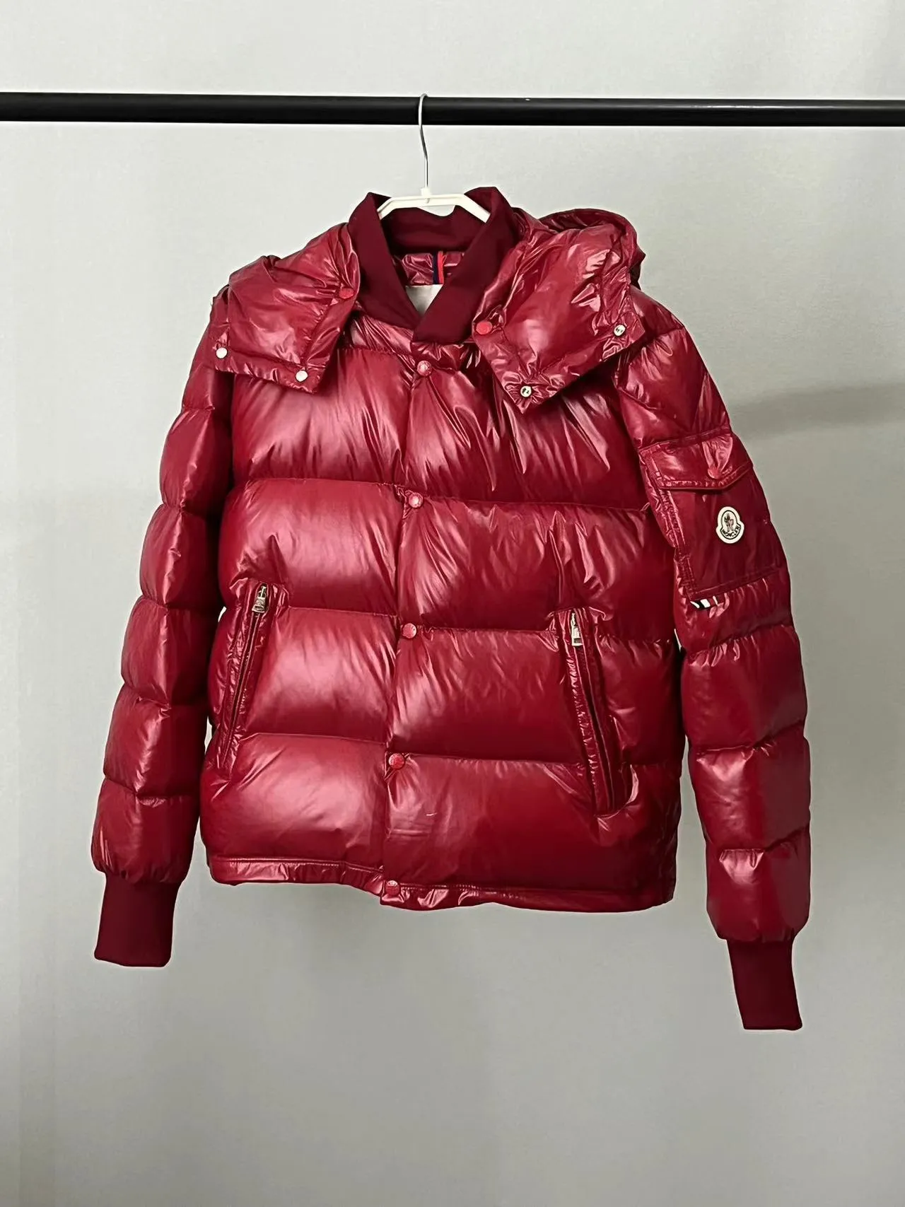 P920 ⬆️🆕❤️2️⃣0️⃣2️⃣4️⃣🆕MONCLER, the latest winter model, couple model, is on sale simultaneously on the official website! This down jacket has a great sense of design and looks, and you can buy it directly with quality control. It’s a high-end product that you can’t go wrong with! Simple and elegant design~Classic flap pocket design on the sleeves and arms~The overall design makes this dress unique! It is made of imported high-tech fabrics and is filled with white duck down. The texture and shape of the fabric are exquisite. You can feel its powerful aura through the detailed pictures. It also has superior handsomeness and thermal performance, making it easy to wear in various occasions! With polythermal insulation, you don’t have to worry about a little chill! It shows off the style and is also very warm at the same time (hat 🉑removable)~ Color: Black Red Gray Size: 1-2-3-4-5 (M~3XL)