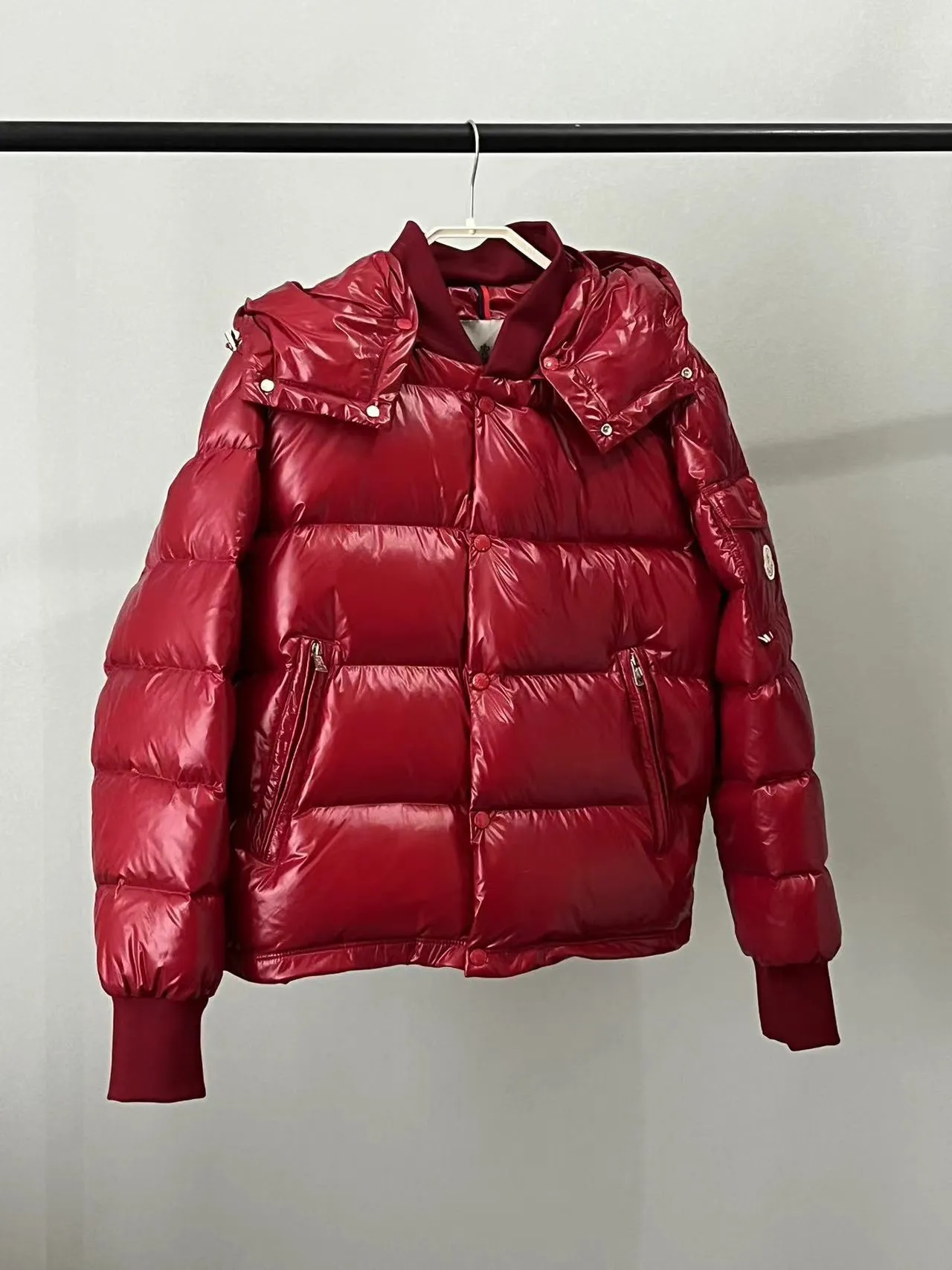 P920 ⬆️🆕❤️2️⃣0️⃣2️⃣4️⃣🆕MONCLER, the latest winter model, couple model, is on sale simultaneously on the official website! This down jacket has a great sense of design and looks, and you can buy it directly with quality control. It’s a high-end product that you can’t go wrong with! Simple and elegant design~Classic flap pocket design on the sleeves and arms~The overall design makes this dress unique! It is made of imported high-tech fabrics and is filled with white duck down. The texture and shape of the fabric are exquisite. You can feel its powerful aura through the detailed pictures. It also has superior handsomeness and thermal performance, making it easy to wear in various occasions! With polythermal insulation, you don’t have to worry about a little chill! It shows off the style and is also very warm at the same time (hat 🉑removable)~ Color: Black Red Gray Size: 1-2-3-4-5 (M~3XL)