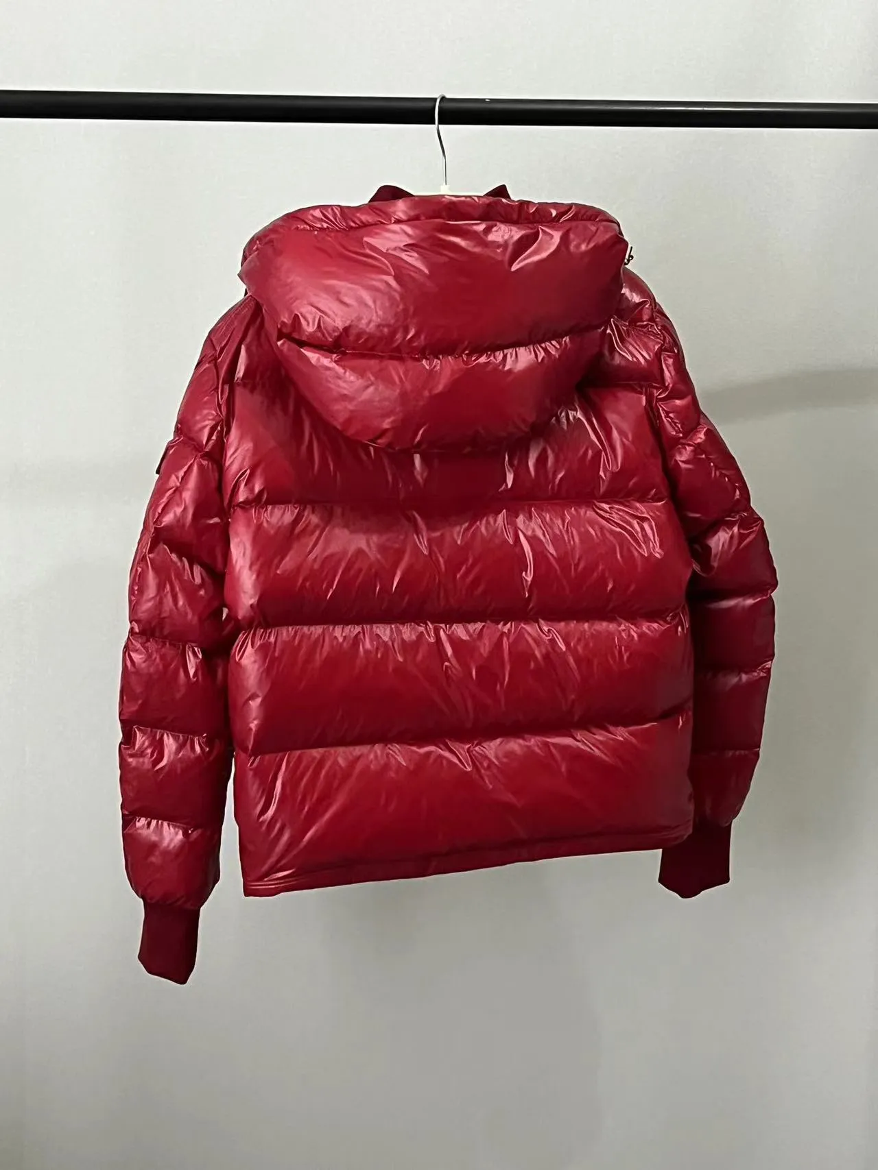 P920 ⬆️🆕❤️2️⃣0️⃣2️⃣4️⃣🆕MONCLER, the latest winter model, couple model, is on sale simultaneously on the official website! This down jacket has a great sense of design and looks, and you can buy it directly with quality control. It’s a high-end product that you can’t go wrong with! Simple and elegant design~Classic flap pocket design on the sleeves and arms~The overall design makes this dress unique! It is made of imported high-tech fabrics and is filled with white duck down. The texture and shape of the fabric are exquisite. You can feel its powerful aura through the detailed pictures. It also has superior handsomeness and thermal performance, making it easy to wear in various occasions! With polythermal insulation, you don’t have to worry about a little chill! It shows off the style and is also very warm at the same time (hat 🉑removable)~ Color: Black Red Gray Size: 1-2-3-4-5 (M~3XL)