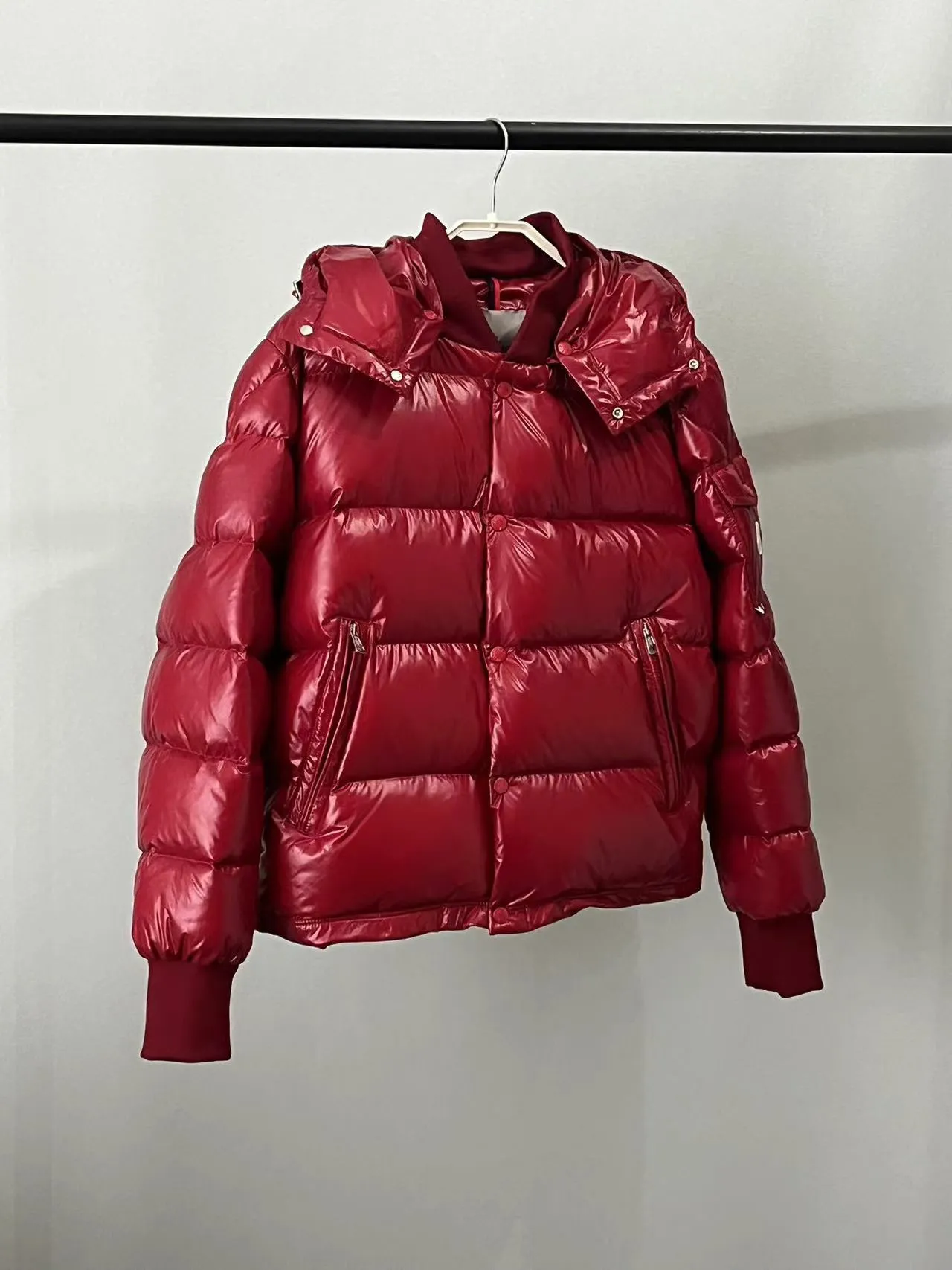 P920 ⬆️🆕❤️2️⃣0️⃣2️⃣4️⃣🆕MONCLER, the latest winter model, couple model, is on sale simultaneously on the official website! This down jacket has a great sense of design and looks, and you can buy it directly with quality control. It’s a high-end product that you can’t go wrong with! Simple and elegant design~Classic flap pocket design on the sleeves and arms~The overall design makes this dress unique! It is made of imported high-tech fabrics and is filled with white duck down. The texture and shape of the fabric are exquisite. You can feel its powerful aura through the detailed pictures. It also has superior handsomeness and thermal performance, making it easy to wear in various occasions! With polythermal insulation, you don’t have to worry about a little chill! It shows off the style and is also very warm at the same time (hat 🉑removable)~ Color: Black Red Gray Size: 1-2-3-4-5 (M~3XL)