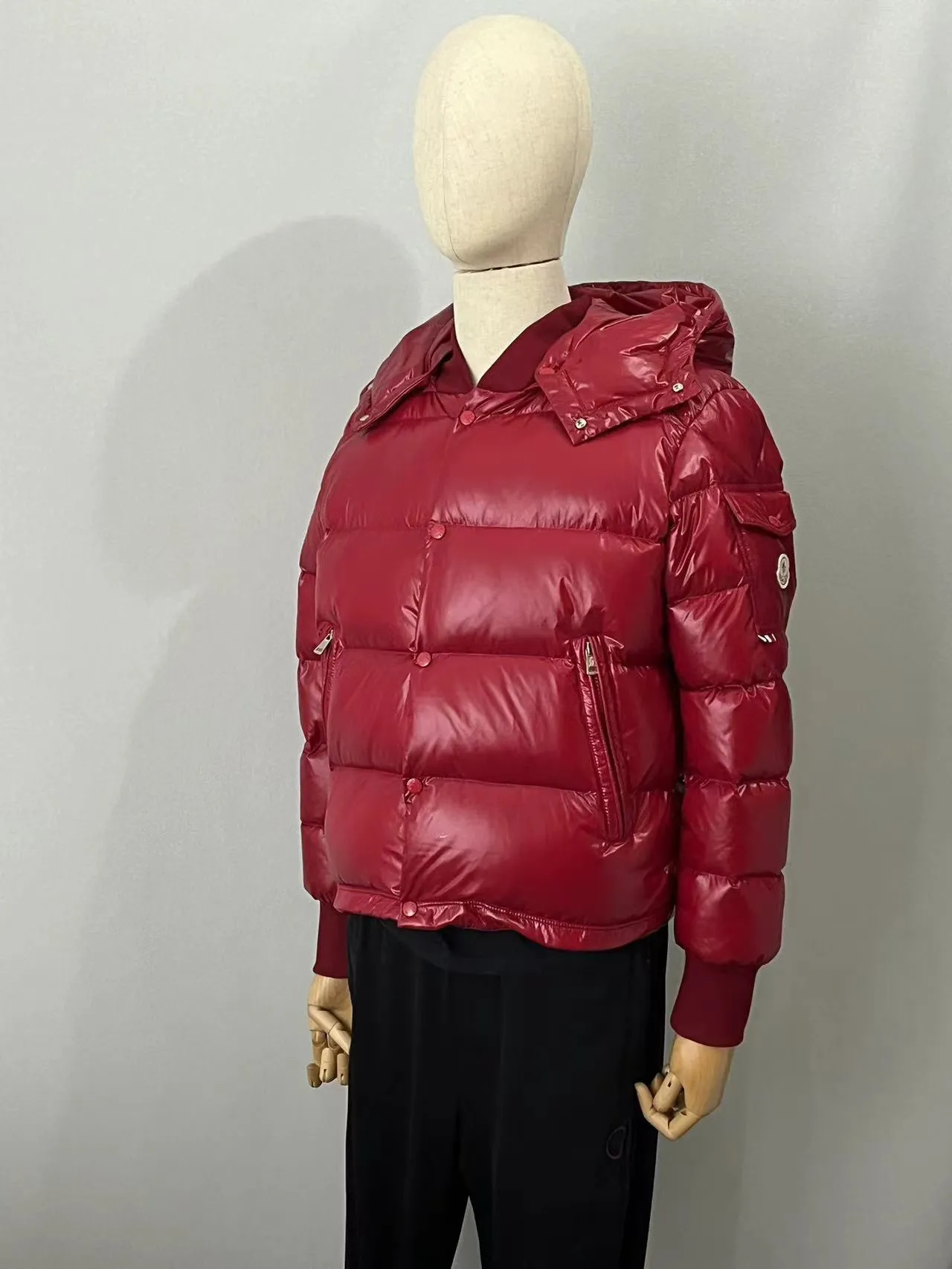 P920 ⬆️🆕❤️2️⃣0️⃣2️⃣4️⃣🆕MONCLER, the latest winter model, couple model, is on sale simultaneously on the official website! This down jacket has a great sense of design and looks, and you can buy it directly with quality control. It’s a high-end product that you can’t go wrong with! Simple and elegant design~Classic flap pocket design on the sleeves and arms~The overall design makes this dress unique! It is made of imported high-tech fabrics and is filled with white duck down. The texture and shape of the fabric are exquisite. You can feel its powerful aura through the detailed pictures. It also has superior handsomeness and thermal performance, making it easy to wear in various occasions! With polythermal insulation, you don’t have to worry about a little chill! It shows off the style and is also very warm at the same time (hat 🉑removable)~ Color: Black Red Gray Size: 1-2-3-4-5 (M~3XL)