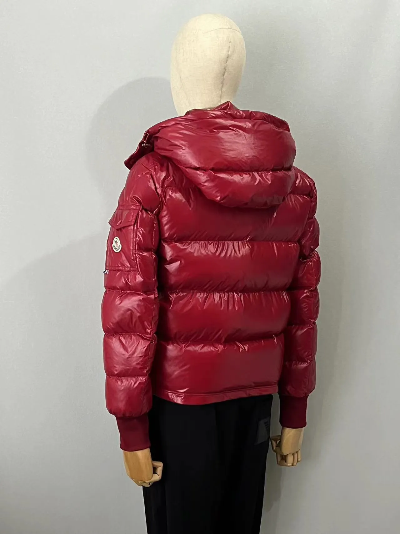 P920 ⬆️🆕❤️2️⃣0️⃣2️⃣4️⃣🆕MONCLER, the latest winter model, couple model, is on sale simultaneously on the official website! This down jacket has a great sense of design and looks, and you can buy it directly with quality control. It’s a high-end product that you can’t go wrong with! Simple and elegant design~Classic flap pocket design on the sleeves and arms~The overall design makes this dress unique! It is made of imported high-tech fabrics and is filled with white duck down. The texture and shape of the fabric are exquisite. You can feel its powerful aura through the detailed pictures. It also has superior handsomeness and thermal performance, making it easy to wear in various occasions! With polythermal insulation, you don’t have to worry about a little chill! It shows off the style and is also very warm at the same time (hat 🉑removable)~ Color: Black Red Gray Size: 1-2-3-4-5 (M~3XL)