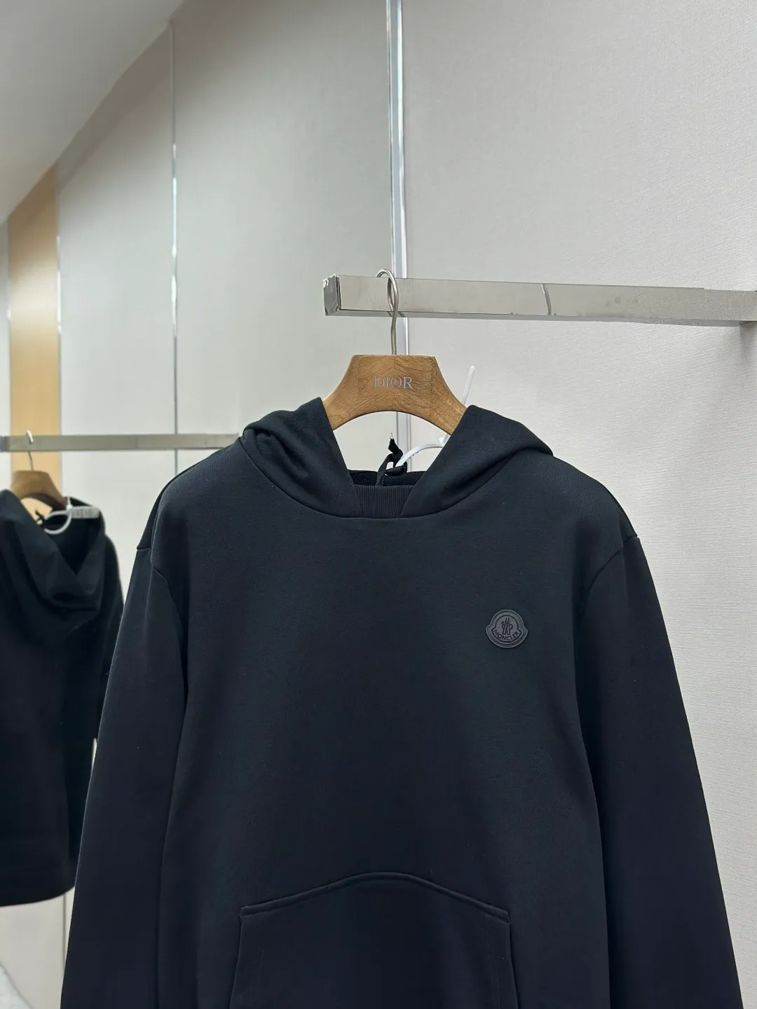 P470 MONCLER 25FW cotton same color hooded sweatshirt with back logo purchased and developed at 6150, 420g new Maybach combed cotton terry sweatshirt material, 480g 2*2 100% cotton combed cotton rib, fabric enzyme wash, high temperature heat transfer, customized 1:1 plastic label, customized 1:1 trademark, fitted version Size: S-XL