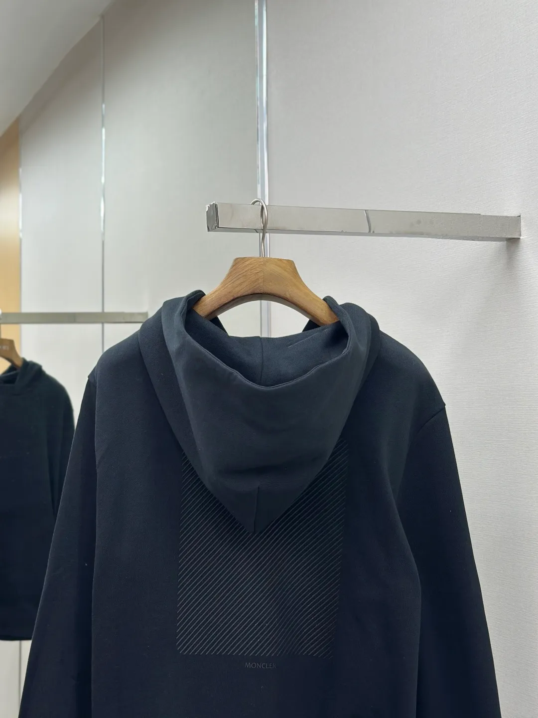 P470 MONCLER 25FW cotton same color hooded sweatshirt with back logo purchased and developed at 6150, 420g new Maybach combed cotton terry sweatshirt material, 480g 2*2 100% cotton combed cotton rib, fabric enzyme wash, high temperature heat transfer, customized 1:1 plastic label, customized 1:1 trademark, fitted version Size: S-XL