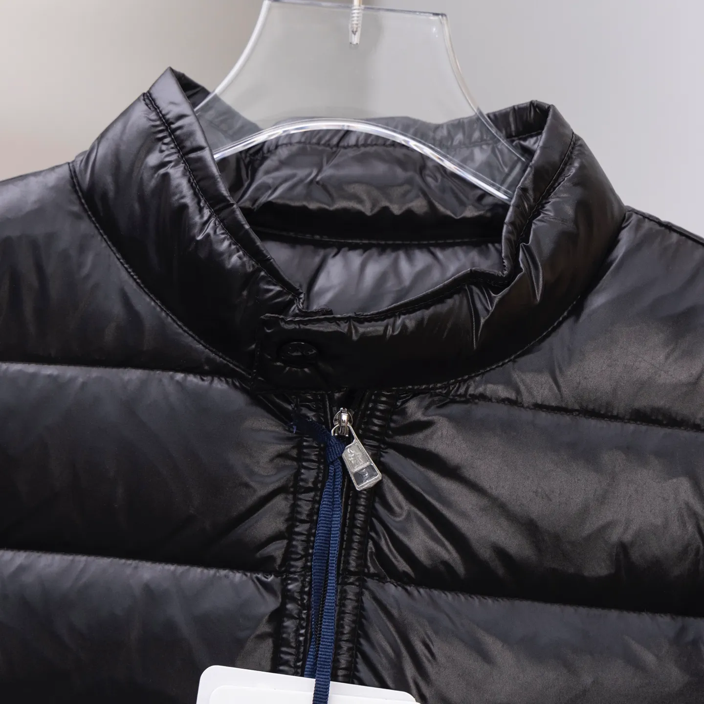 P620 2025 autumn and winter new style🆕Mon*ler Acorus men's foldable short down jacket, code number 12345, men's model, trading company channel goods. High-end tasting products. Top-notch Romanian products. Mon*ler Acorus men's fashionable and casual stand-up collar light down jacket jacket. Supplied to Japanese Toray company outdoor professional technical fabrics, stitching from Japan's top Fuji (FUJIX) Provided by KING) King Line, the interior is filled with Hungarian platinum-grade Hordobagy white goose down. The high-quality velvet extracted from the belly of the white goose has a diameter of 53MM. It has extremely high bulkiness and velvet content. It has excellent resilience, exceeds the European standard environmental protection level, has no odor, and has excellent temperature locking effect and warmth retention! High luxury fashion is combined with functional outdoor style. The sleeve arms retain the iconic brand wool badge body, focusing the brand's cultural essence and identity on it. It is fashionable and eye-catching!  The Acorus men's down jacket is a classic Moncler design item that embodies the brand's timeless aesthetics and sportswear essence. This short down jacket is made of Longue saison fabric, which combines lightweight texture with excellent thermal protection properties.  The craftsmanship details are exquisite and the accessories are all supplied by customers. It is a down jacket with strong wearability. It has a full upper body and a wide age range. It can be worn trendy or restrained and stable. It is very fashionable. It is highly recommended as a must-have tool to keep out the cold! Color: black gray