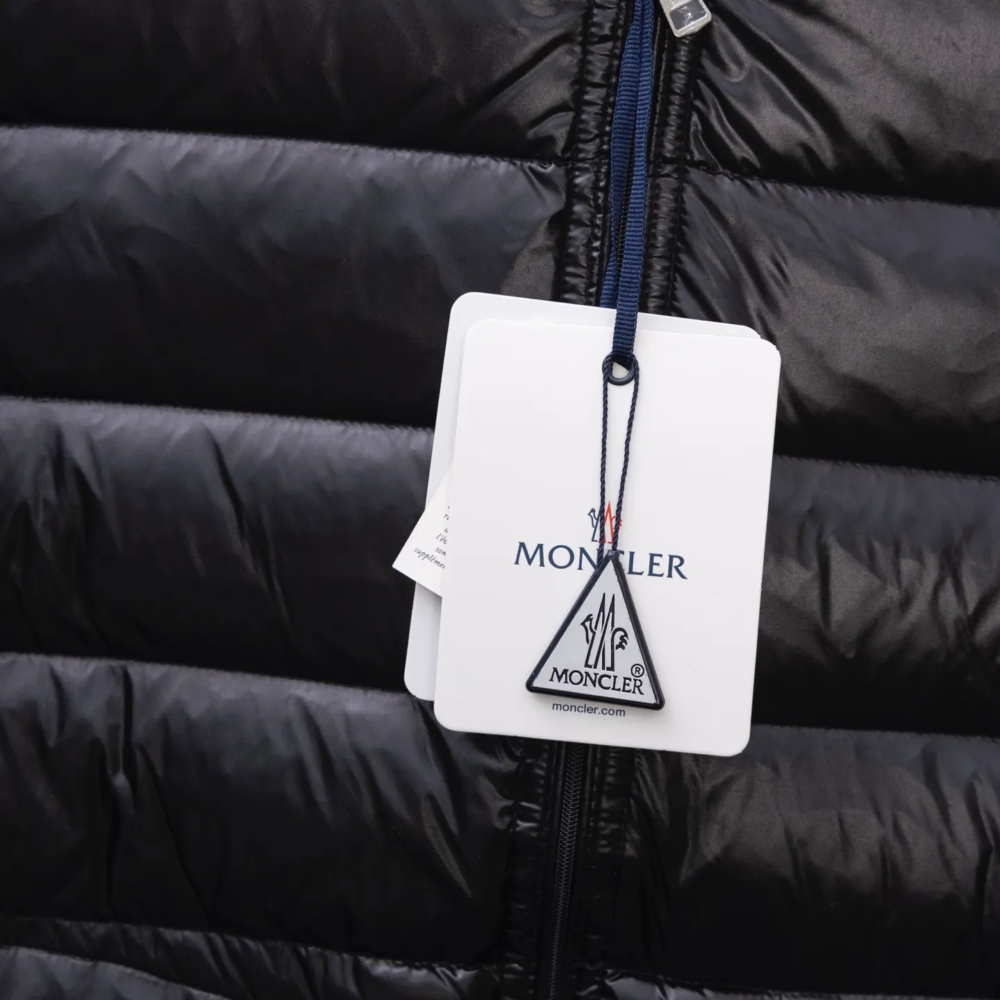 P620 2025 autumn and winter new style🆕Mon*ler Acorus men's foldable short down jacket, code number 12345, men's model, trading company channel goods. High-end tasting products. Top-notch Romanian products. Mon*ler Acorus men's fashionable and casual stand-up collar light down jacket jacket. Supplied to Japanese Toray company outdoor professional technical fabrics, stitching from Japan's top Fuji (FUJIX) Provided by KING) King Line, the interior is filled with Hungarian platinum-grade Hordobagy white goose down. The high-quality velvet extracted from the belly of the white goose has a diameter of 53MM. It has extremely high bulkiness and velvet content. It has excellent resilience, exceeds the European standard environmental protection level, has no odor, and has excellent temperature locking effect and warmth retention! High luxury fashion is combined with functional outdoor style. The sleeve arms retain the iconic brand wool badge body, focusing the brand's cultural essence and identity on it. It is fashionable and eye-catching!  The Acorus men's down jacket is a classic Moncler design item that embodies the brand's timeless aesthetics and sportswear essence. This short down jacket is made of Longue saison fabric, which combines lightweight texture with excellent thermal protection properties.  The craftsmanship details are exquisite and the accessories are all supplied by customers. It is a down jacket with strong wearability. It has a full upper body and a wide age range. It can be worn trendy or restrained and stable. It is very fashionable. It is highly recommended as a must-have tool to keep out the cold! Color: black gray