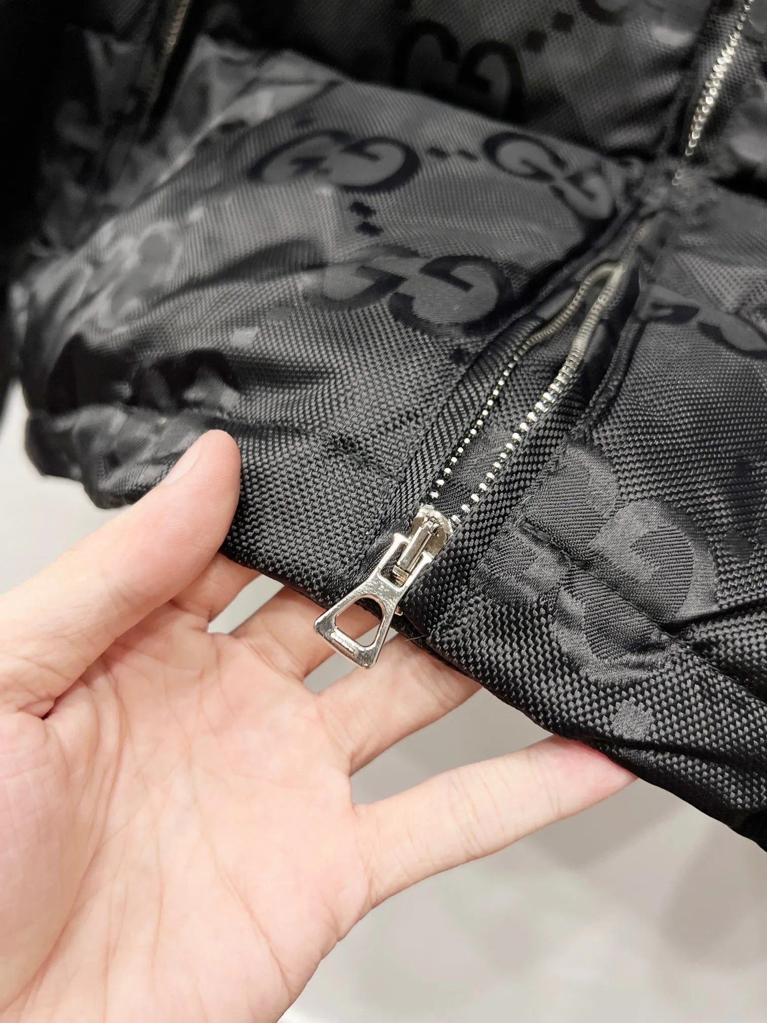P490 Style No.: (B015) Moncler & Mongolian original 1:1 customized hardware accessories are all imported and original customization. Welcome to compare at the counter. Absolutely high quality. Made of top 90 white duck down. Super soft and fluffy. Super heavy workmanship. Fabric workmanship. Perfect version. Note⚠The fabric is super comfortable. Men and women (first time making down jacket this year. The price is very cost-effective) [Top fabric + features: ✅The down content is 95 down, and the gram weight is about 320g. ✅The whole body is fully printed with LOGO. ✅Introducing a sense of fashion and luxury to achieve double standards of warmth and style. ✅It needs to be customized separately. It is very thick and has a three-dimensional and full feeling from 360 degrees! ✅The down jacket uses a double-layer anti-down liner design! Super windproof performance ✅Hardware 1:1 fully customized ZP craftsmanship: spot heavy goods! The highest version is produced by the same celebrity couple and must be good. This down jacket uses a double-layer anti-velvet liner design! It has super windproof performance and will be very warm when worn in winter! Filled with white duck down, the fluffiness is high, and it can be worn at minus ten degrees Celsius❗ Color: black Size: M-L-XL-XXL