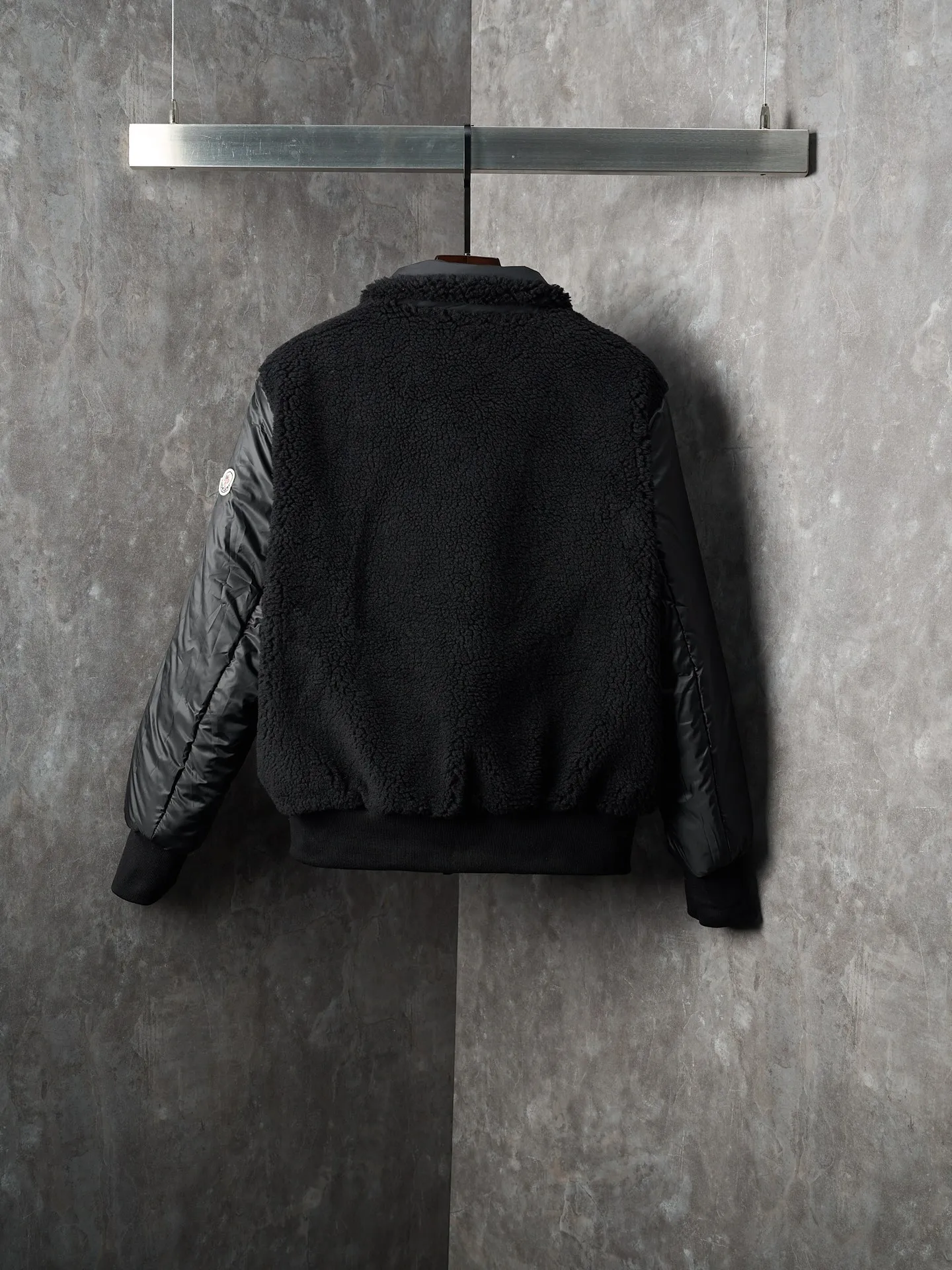 P920 Actual hanging auction] Moncler/Muzzled Teddy velvet reversible pilot lapel zipper down jacket [Ready stock] 1 code 2 codes 3 codes 4 codes Function: reversible, free to match Customized soft velvet matte brocade fabric and teddy velvet Use the new national standard 90 white duck down (welcome to test), full of down, full of warmth, light and fluffy, with a pure and ultimate black tone, exuding an irresistible charm The fashion code is hidden on both sides to unlock multiple styles. One side is matte like the deep night, cold and neat, outlining modern simplicity. The other side is made of teddy velvet like dark night velvet flowers, soft and mysterious, smudged with retro warmth. The iconic Moncler logo appears on the sleeves. It is highly recognizable. Styles can be switched at will. It is free and easy to show nobility. It subverts the traditional avant-garde design and redefines the boundaries of winter fashion. Becoming the most considerate companion in winter. Computerized velvet filling Priority is given to making the liner paper pattern to determine the down filling area and determine the gram weight of down per square meter according to the original three-dimensional effect, thereby calculating the filling amount of each cut piece. The computer down filling machine uses a digital weighing unit to achieve stable measurement. The computer template machine lines the line. The line process of the computer template machine shows extremely high neatness and smoothness. The craftsman accurately controls the size during the operation to ensure that each line meets the design requirements. The lines of the entire template are smooth and unified, clean and beautiful, and ergonomic three-dimensional cutting. Return to traditional craft techniques through segmentation, folding, shrinking, and stretching techniques. The so-called slow work results in fine work, which is the respect for materials and the pursuit of feel. Complex workmanship, tedious, slow timeliness, high loss. Manual reloading and opening of bags. For high-density and heavy teddy velvet fabrics, special bone needles are used to accurately lift out the three-dimensional structure of the bag mouth on the back of the fabric. It is a two-stage operation of single-layer basic shaping and multi-layer edge reinforcement.