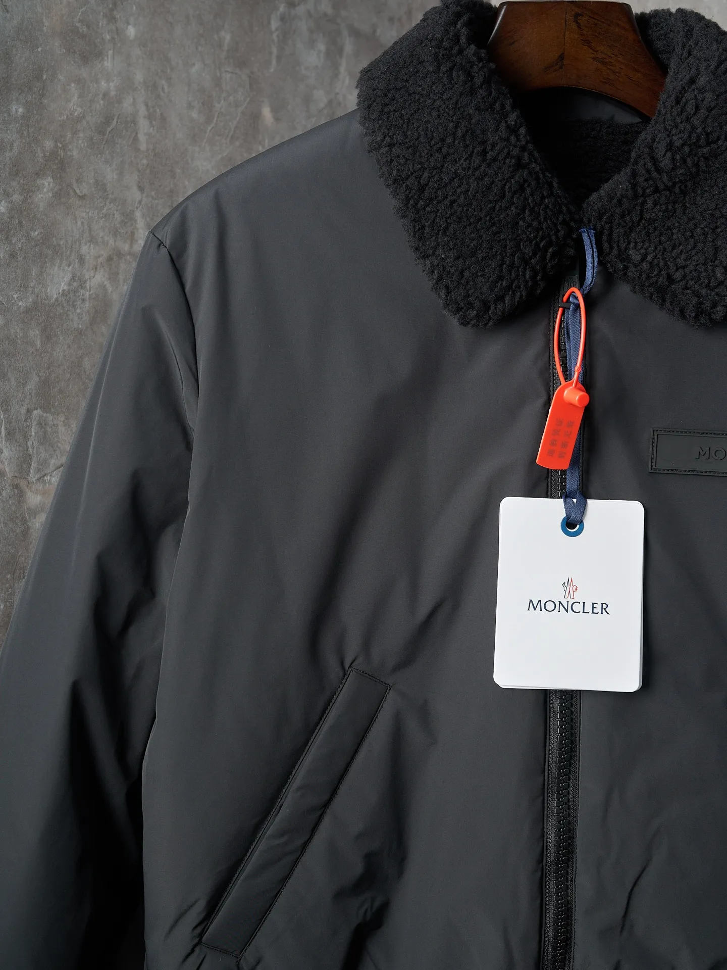 P920 Actual hanging auction] Moncler/Muzzled Teddy velvet reversible pilot lapel zipper down jacket [Ready stock] 1 code 2 codes 3 codes 4 codes Function: reversible, free to match Customized soft velvet matte brocade fabric and teddy velvet Use the new national standard 90 white duck down (welcome to test), full of down, full of warmth, light and fluffy, with a pure and ultimate black tone, exuding an irresistible charm The fashion code is hidden on both sides to unlock multiple styles. One side is matte like the deep night, cold and neat, outlining modern simplicity. The other side is made of teddy velvet like dark night velvet flowers, soft and mysterious, smudged with retro warmth. The iconic Moncler logo appears on the sleeves. It is highly recognizable. Styles can be switched at will. It is free and easy to show nobility. It subverts the traditional avant-garde design and redefines the boundaries of winter fashion. Becoming the most considerate companion in winter. Computerized velvet filling Priority is given to making the liner paper pattern to determine the down filling area and determine the gram weight of down per square meter according to the original three-dimensional effect, thereby calculating the filling amount of each cut piece. The computer down filling machine uses a digital weighing unit to achieve stable measurement. The computer template machine lines the line. The line process of the computer template machine shows extremely high neatness and smoothness. The craftsman accurately controls the size during the operation to ensure that each line meets the design requirements. The lines of the entire template are smooth and unified, clean and beautiful, and ergonomic three-dimensional cutting. Return to traditional craft techniques through segmentation, folding, shrinking, and stretching techniques. The so-called slow work results in fine work, which is the respect for materials and the pursuit of feel. Complex workmanship, tedious, slow timeliness, high loss. Manual reloading and opening of bags. For high-density and heavy teddy velvet fabrics, special bone needles are used to accurately lift out the three-dimensional structure of the bag mouth on the back of the fabric. It is a two-stage operation of single-layer basic shaping and multi-layer edge reinforcement.