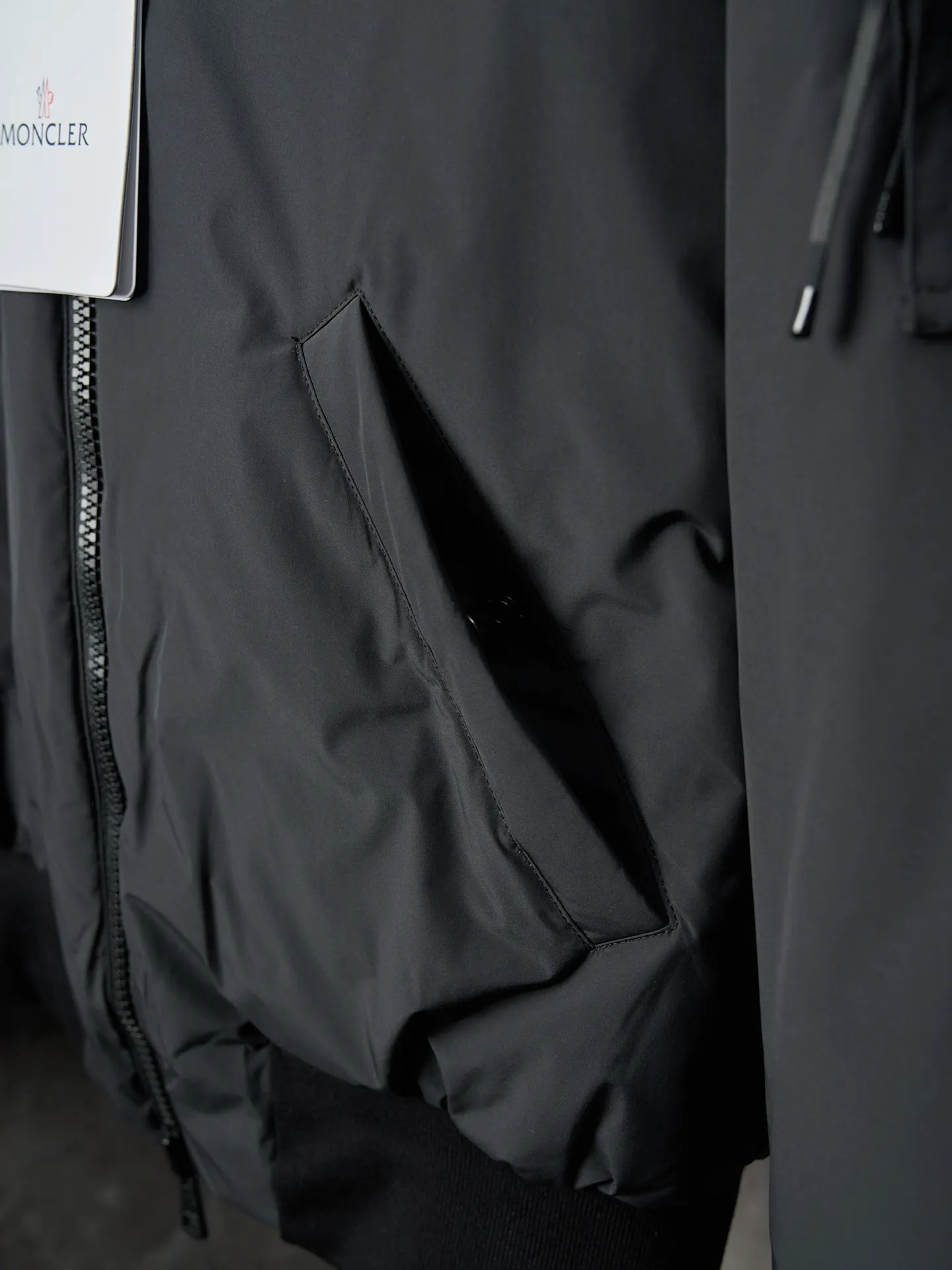 P920 Actual hanging auction] Moncler/Muzzled Teddy velvet reversible pilot lapel zipper down jacket [Ready stock] 1 code 2 codes 3 codes 4 codes Function: reversible, free to match Customized soft velvet matte brocade fabric and teddy velvet Use the new national standard 90 white duck down (welcome to test), full of down, full of warmth, light and fluffy, with a pure and ultimate black tone, exuding an irresistible charm The fashion code is hidden on both sides to unlock multiple styles. One side is matte like the deep night, cold and neat, outlining modern simplicity. The other side is made of teddy velvet like dark night velvet flowers, soft and mysterious, smudged with retro warmth. The iconic Moncler logo appears on the sleeves. It is highly recognizable. Styles can be switched at will. It is free and easy to show nobility. It subverts the traditional avant-garde design and redefines the boundaries of winter fashion. Becoming the most considerate companion in winter. Computerized velvet filling Priority is given to making the liner paper pattern to determine the down filling area and determine the gram weight of down per square meter according to the original three-dimensional effect, thereby calculating the filling amount of each cut piece. The computer down filling machine uses a digital weighing unit to achieve stable measurement. The computer template machine lines the line. The line process of the computer template machine shows extremely high neatness and smoothness. The craftsman accurately controls the size during the operation to ensure that each line meets the design requirements. The lines of the entire template are smooth and unified, clean and beautiful, and ergonomic three-dimensional cutting. Return to traditional craft techniques through segmentation, folding, shrinking, and stretching techniques. The so-called slow work results in fine work, which is the respect for materials and the pursuit of feel. Complex workmanship, tedious, slow timeliness, high loss. Manual reloading and opening of bags. For high-density and heavy teddy velvet fabrics, special bone needles are used to accurately lift out the three-dimensional structure of the bag mouth on the back of the fabric. It is a two-stage operation of single-layer basic shaping and multi-layer edge reinforcement.