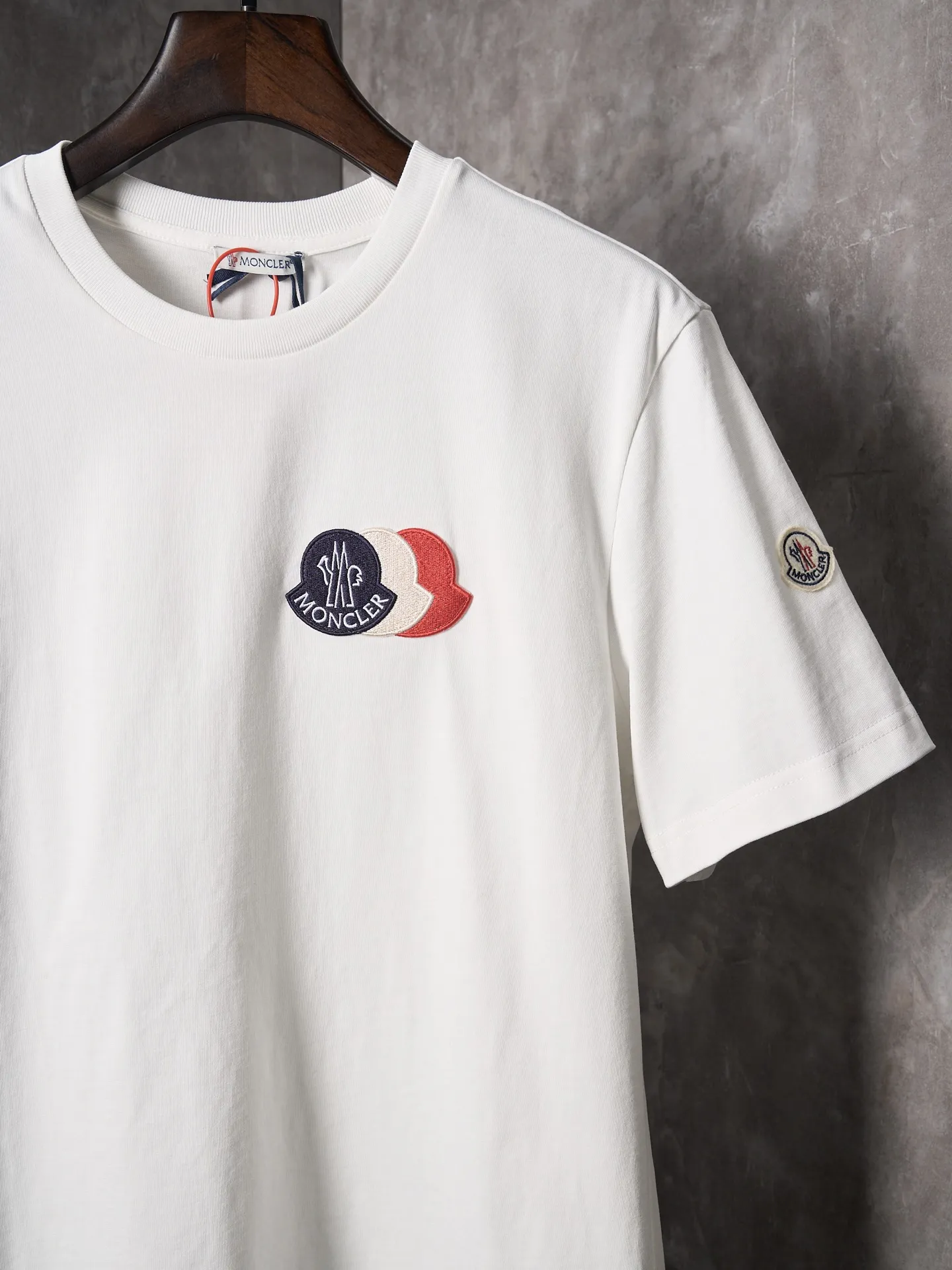 P220 Actual hanging auction] Moncler/mask three-color badge patch logo short sleeves [Ready stock] S M L Use advanced computer control systems and precision mechanical components to achieve Moncler embroidery logo embroidery operations with high precision. The lines are smooth and delicate. The fabrics have been washed and have a better hand feel. Not easy to deform, not easy to shrink, not easy to fade, and maintain long-term beauty and loose fit.