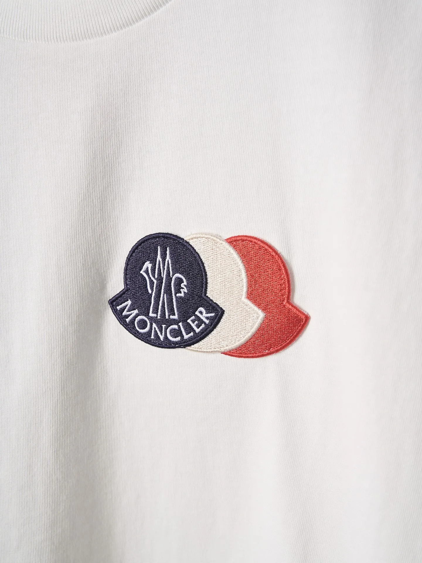P220 Actual hanging auction] Moncler/mask three-color badge patch logo short sleeves [Ready stock] S M L Use advanced computer control systems and precision mechanical components to achieve Moncler embroidery logo embroidery operations with high precision. The lines are smooth and delicate. The fabrics have been washed and have a better hand feel. Not easy to deform, not easy to shrink, not easy to fade, and maintain long-term beauty and loose fit.