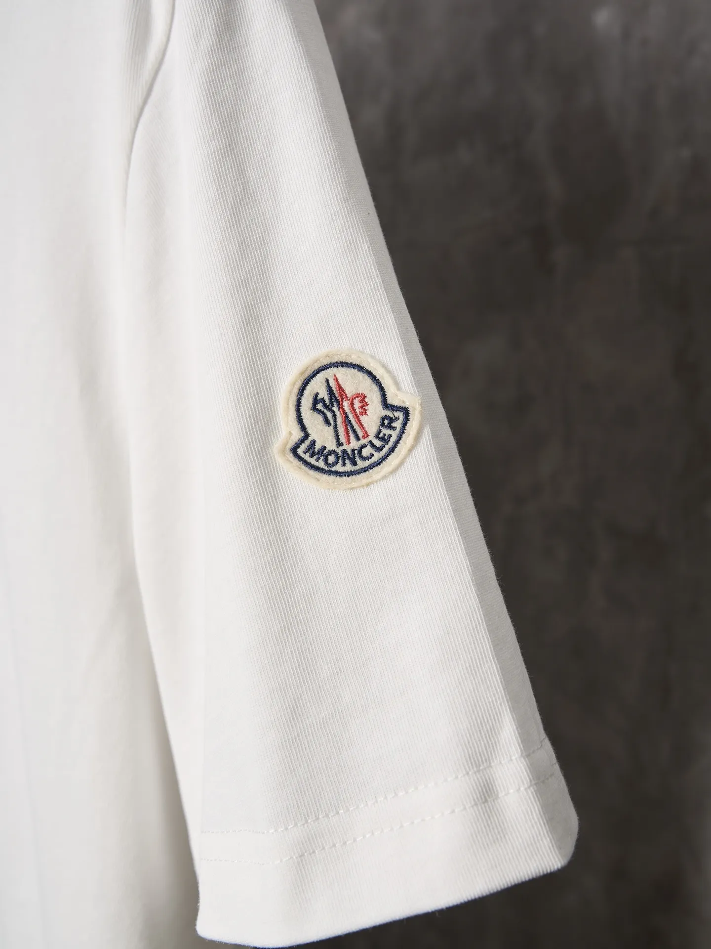P220 Actual hanging auction] Moncler/mask three-color badge patch logo short sleeves [Ready stock] S M L Use advanced computer control systems and precision mechanical components to achieve Moncler embroidery logo embroidery operations with high precision. The lines are smooth and delicate. The fabrics have been washed and have a better hand feel. Not easy to deform, not easy to shrink, not easy to fade, and maintain long-term beauty and loose fit.