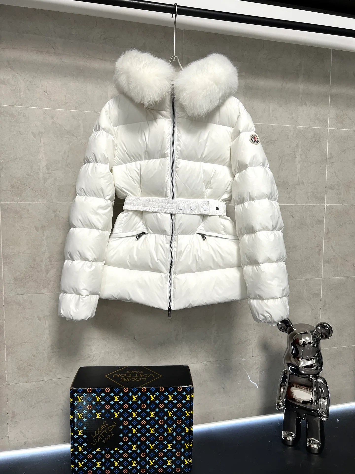 P1080 Moncler's new fur collar hooded waisted down jacket. The slim fit highlights the fluffy temperament of this down jacket. It is light and neat without any bloat. The fur collar at the neck is very textured. It is super slim and reduces your age. It is both warm and fashionable. It is definitely a versatile and unmistakable warm weapon for daily outings. Size: 1234