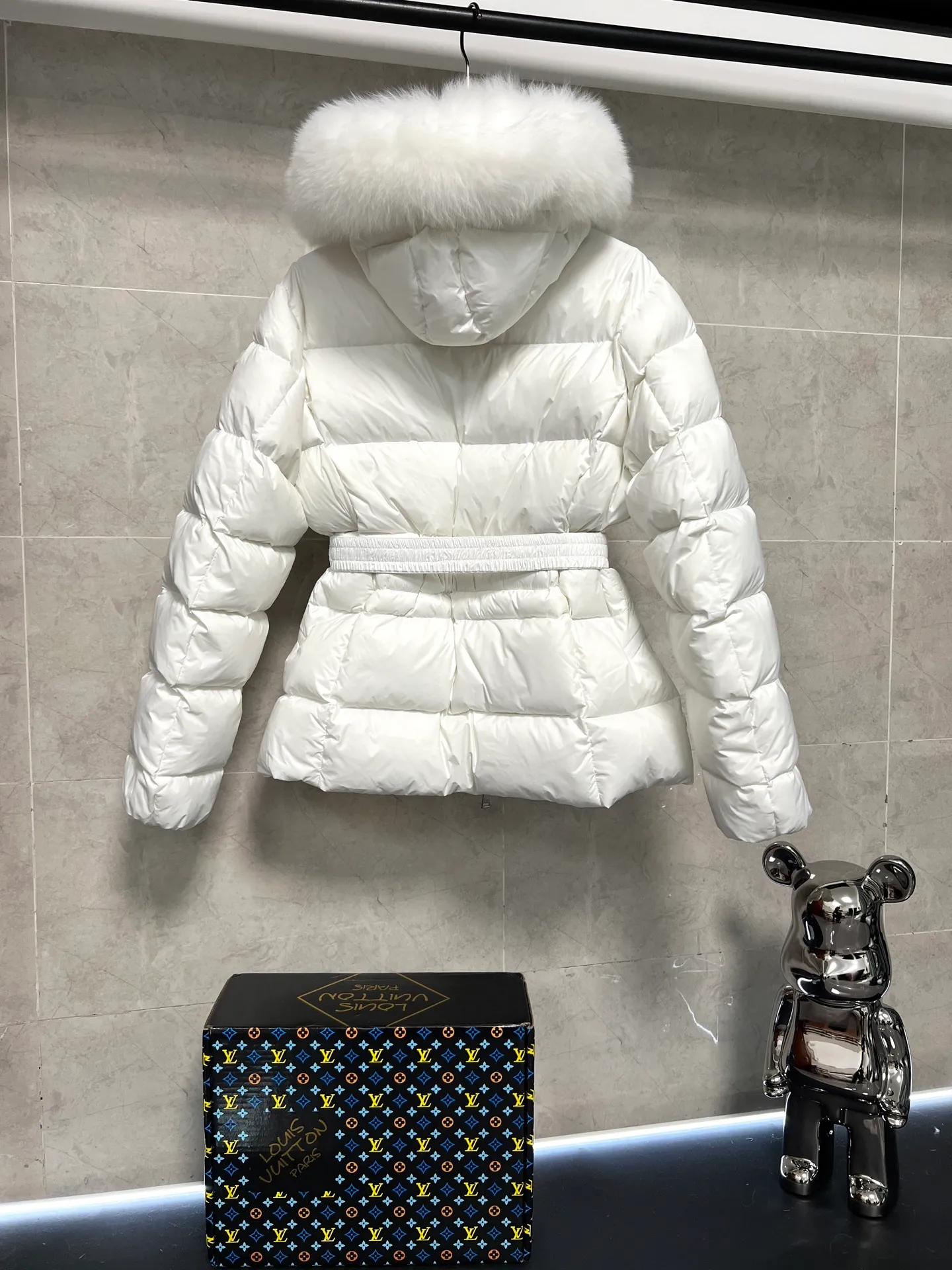 P1080 Moncler's new fur collar hooded waisted down jacket. The slim fit highlights the fluffy temperament of this down jacket. It is light and neat without any bloat. The fur collar at the neck is very textured. It is super slim and reduces your age. It is both warm and fashionable. It is definitely a versatile and unmistakable warm weapon for daily outings. Size: 1234