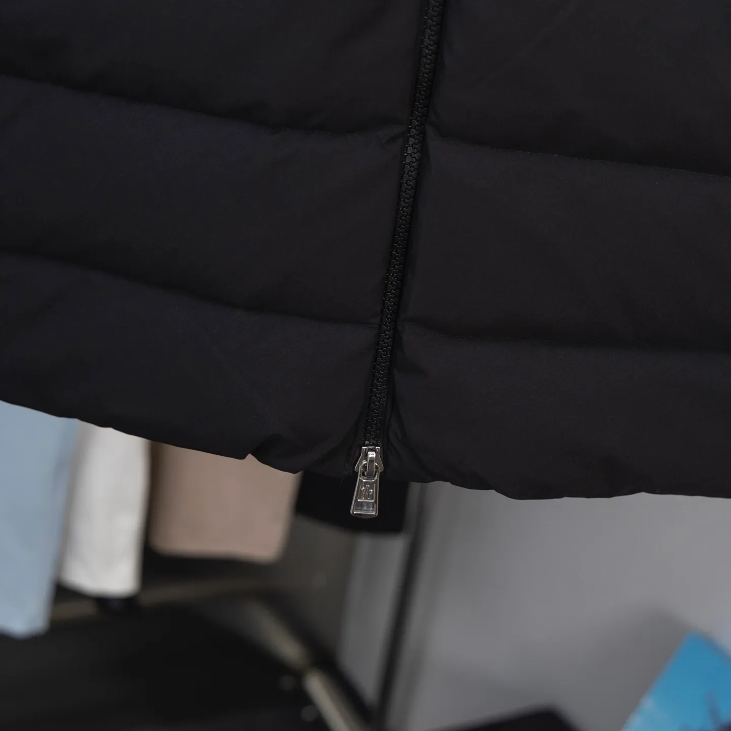 P620 2025 Autumn and Winter New Style🆕Down Jacket Top Purchasing Version MONCLER Wool Spliced Sleeves Same Style for Men and Women Down Jacket Jacket MONCLER / Moncler / Mouth New Style Each down jacket has been processed through at least 150 processes. The maximum fill power can reach 800➕ Make the wear warmer 5A level standard Use German anti-down needles up to 11 stitches every three centimeters Precision sewing Sleeve LOGO mark: The sleeve LOGO mark is made of wool, and the embroidery is made by Japanese Tajima machine. NFC chip: Both the sleeve wool embroidery mark and the inner wash mark can verify the NFC chip. Fabric: Light waterproof and breathable nylon cloth. Filling: 90% white duck down. Made of the best cloud velvet. Very high fluffy and very warm. Zipper: electroplated engraved logo zipper consistent with the original version. Embroidery: made by Japanese Tajima embroidery machine. Accessories: main label. Wash label. Tags and packaging are all original and complete