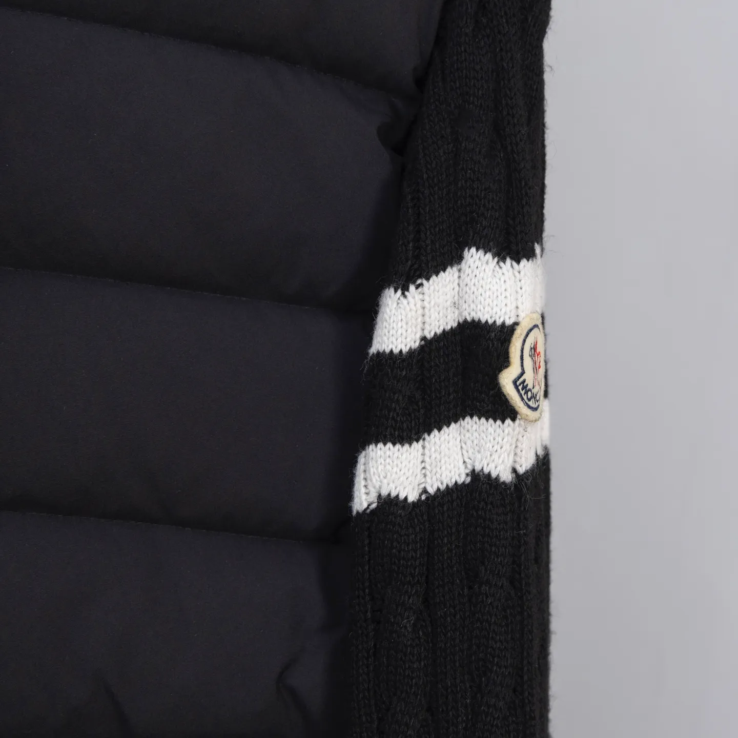 P620 2025 Autumn and Winter New Style🆕Down Jacket Top Purchasing Version MONCLER Wool Spliced Sleeves Same Style for Men and Women Down Jacket Jacket MONCLER / Moncler / Mouth New Style Each down jacket has been processed through at least 150 processes. The maximum fill power can reach 800➕ Make the wear warmer 5A level standard Use German anti-down needles up to 11 stitches every three centimeters Precision sewing Sleeve LOGO mark: The sleeve LOGO mark is made of wool, and the embroidery is made by Japanese Tajima machine. NFC chip: Both the sleeve wool embroidery mark and the inner wash mark can verify the NFC chip. Fabric: Light waterproof and breathable nylon cloth. Filling: 90% white duck down. Made of the best cloud velvet. Very high fluffy and very warm. Zipper: electroplated engraved logo zipper consistent with the original version. Embroidery: made by Japanese Tajima embroidery machine. Accessories: main label. Wash label. Tags and packaging are all original and complete