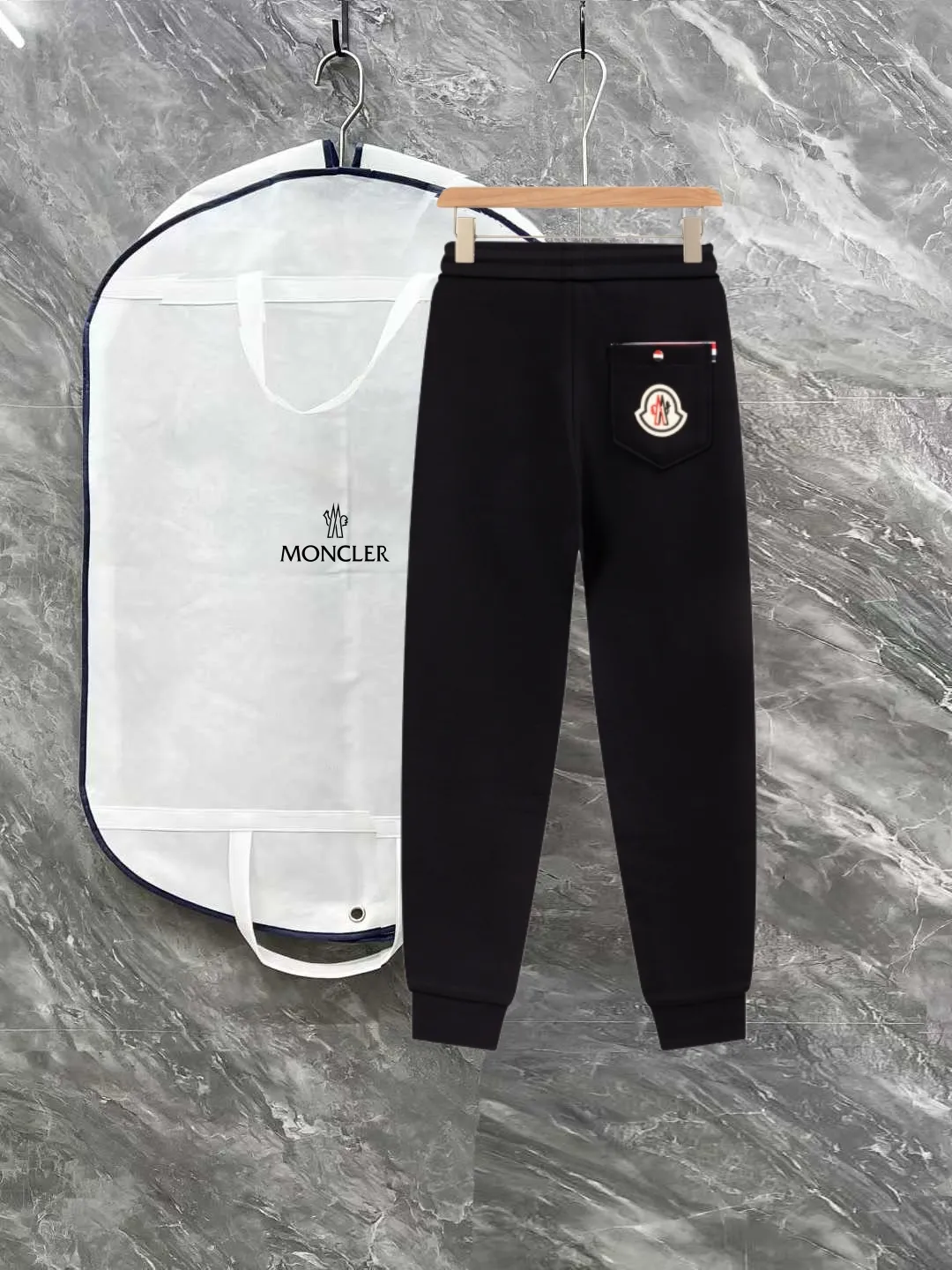 P290 Moncler new autumn trousers, European trade channels, direct delivery from Italian overseas warehouses, limited sales of overseas boutiques.  SS's new casual and fashionable sweatpants, these sweatpants use big-name designs to create a fashionable and trendy feel. The details are exquisitely processed, showing super high quality.  The pants are embellished with iconic brand logos to highlight the brand style and create a fashionable and diverse look. Carefully crafted from 100% imported fabrics, they are soft and comfortable, and are skin-friendly and warm. They are a pair of pants that are comfortable both at home and when going out. You can just wear a jacket and a sweater to go out~ Color: Black Size: M L XL 2XL 3XL