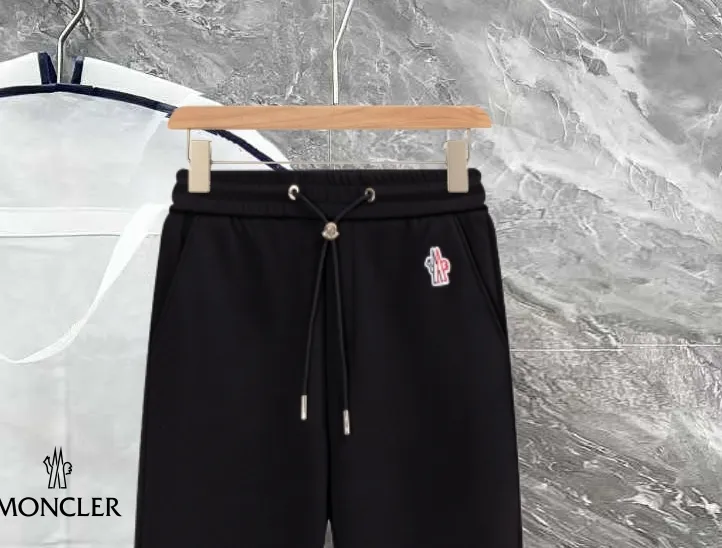 P290 Moncler new autumn trousers, European trade channels, direct delivery from Italian overseas warehouses, limited sales of overseas boutiques.  SS's new casual and fashionable sweatpants, these sweatpants use big-name designs to create a fashionable and trendy feel. The details are exquisitely processed, showing super high quality.  The pants are embellished with iconic brand logos to highlight the brand style and create a fashionable and diverse look. Carefully crafted from 100% imported fabrics, they are soft and comfortable, and are skin-friendly and warm. They are a pair of pants that are comfortable both at home and when going out. You can just wear a jacket and a sweater to go out~ Color: Black Size: M L XL 2XL 3XL