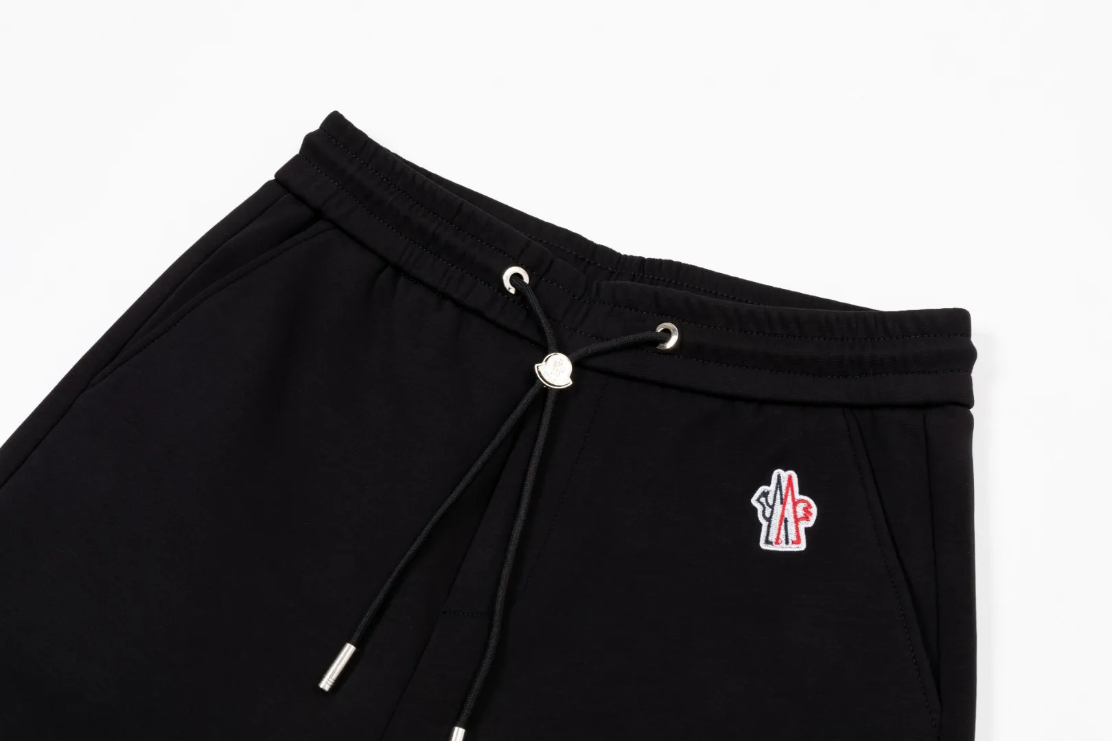 P290 Moncler new autumn trousers, European trade channels, direct delivery from Italian overseas warehouses, limited sales of overseas boutiques.  SS's new casual and fashionable sweatpants, these sweatpants use big-name designs to create a fashionable and trendy feel. The details are exquisitely processed, showing super high quality.  The pants are embellished with iconic brand logos to highlight the brand style and create a fashionable and diverse look. Carefully crafted from 100% imported fabrics, they are soft and comfortable, and are skin-friendly and warm. They are a pair of pants that are comfortable both at home and when going out. You can just wear a jacket and a sweater to go out~ Color: Black Size: M L XL 2XL 3XL
