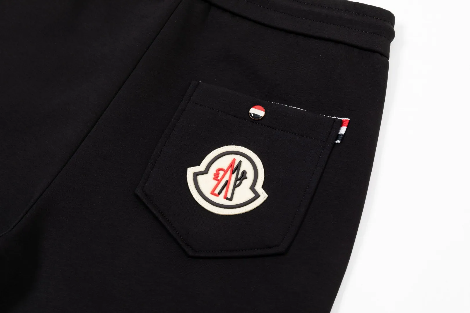 P290 Moncler new autumn trousers, European trade channels, direct delivery from Italian overseas warehouses, limited sales of overseas boutiques.  SS's new casual and fashionable sweatpants, these sweatpants use big-name designs to create a fashionable and trendy feel. The details are exquisitely processed, showing super high quality.  The pants are embellished with iconic brand logos to highlight the brand style and create a fashionable and diverse look. Carefully crafted from 100% imported fabrics, they are soft and comfortable, and are skin-friendly and warm. They are a pair of pants that are comfortable both at home and when going out. You can just wear a jacket and a sweater to go out~ Color: Black Size: M L XL 2XL 3XL