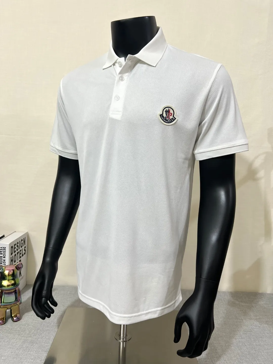 P150 MONCLER Men's Polo shirt with short sleeves and ice silk, YB official website is on sale at the same time; the winning bid is embroidered with fixed stitch logo. The MONCLER alphabet on the chest is classic and eye-catching. The texture is skin-friendly and comfortable. It has three labels. It is suitable for both business and leisure. It is breathable and dry. It has 3D three-dimensional tailoring technology and a three-dimensional upper body shape. Polo shirts have almost become a must-have item for everyone this season! If worn correctly, they will highlight your figure! They will look business-like and handsome! Every gesture will be full of charm! Color: black white, size: XS-2XL
