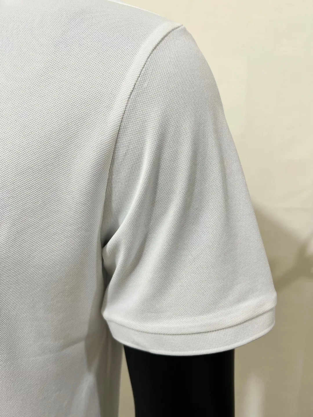 P150 MONCLER Men's Polo shirt with short sleeves and ice silk, YB official website is on sale at the same time; the winning bid is embroidered with fixed stitch logo. The MONCLER alphabet on the chest is classic and eye-catching. The texture is skin-friendly and comfortable. It has three labels. It is suitable for both business and leisure. It is breathable and dry. It has 3D three-dimensional tailoring technology and a three-dimensional upper body shape. Polo shirts have almost become a must-have item for everyone this season! If worn correctly, they will highlight your figure! They will look business-like and handsome! Every gesture will be full of charm! Color: black white, size: XS-2XL