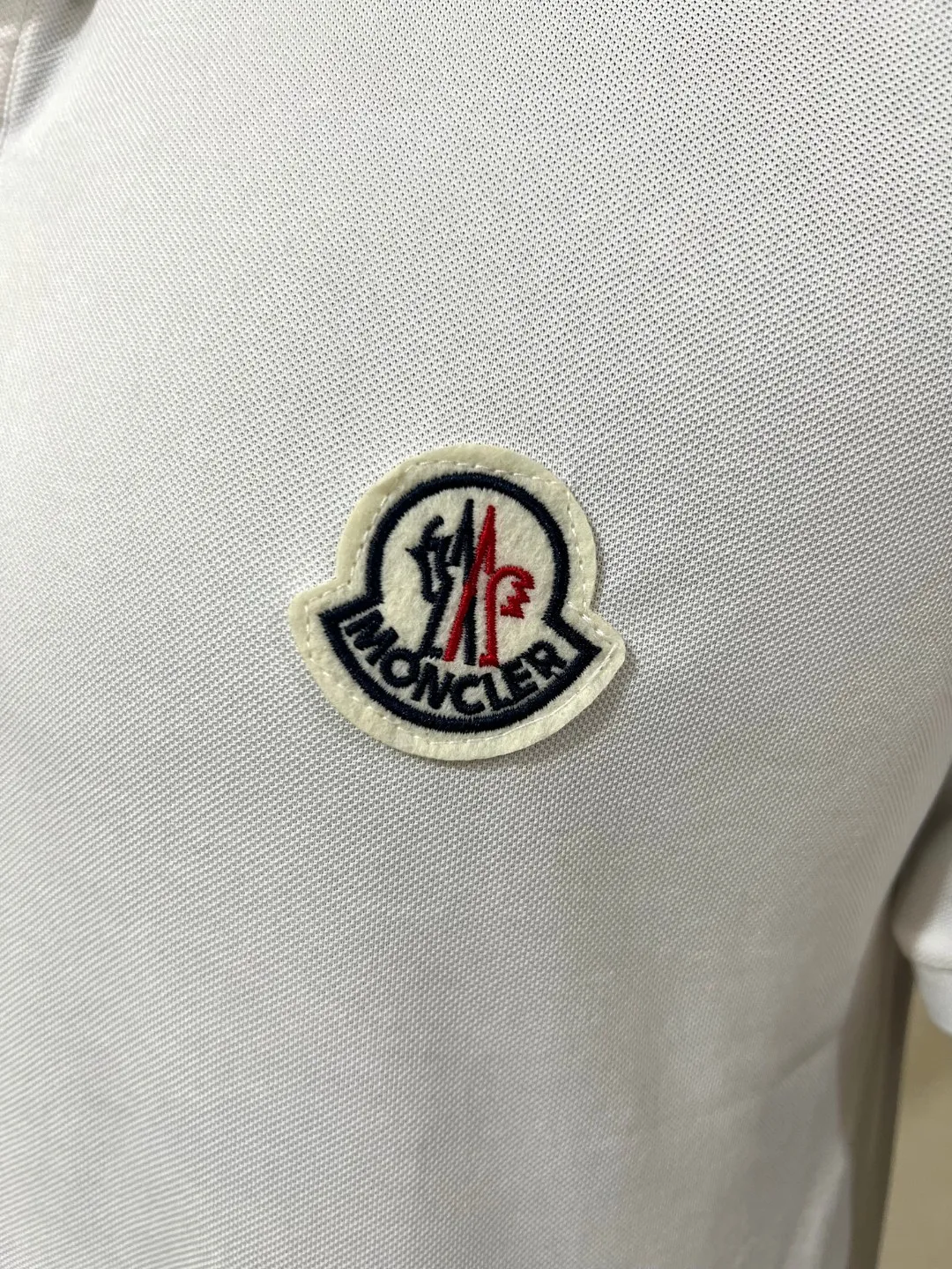 P150 MONCLER Men's Polo shirt with short sleeves and ice silk, YB official website is on sale at the same time; the winning bid is embroidered with fixed stitch logo. The MONCLER alphabet on the chest is classic and eye-catching. The texture is skin-friendly and comfortable. It has three labels. It is suitable for both business and leisure. It is breathable and dry. It has 3D three-dimensional tailoring technology and a three-dimensional upper body shape. Polo shirts have almost become a must-have item for everyone this season! If worn correctly, they will highlight your figure! They will look business-like and handsome! Every gesture will be full of charm! Color: black white, size: XS-2XL