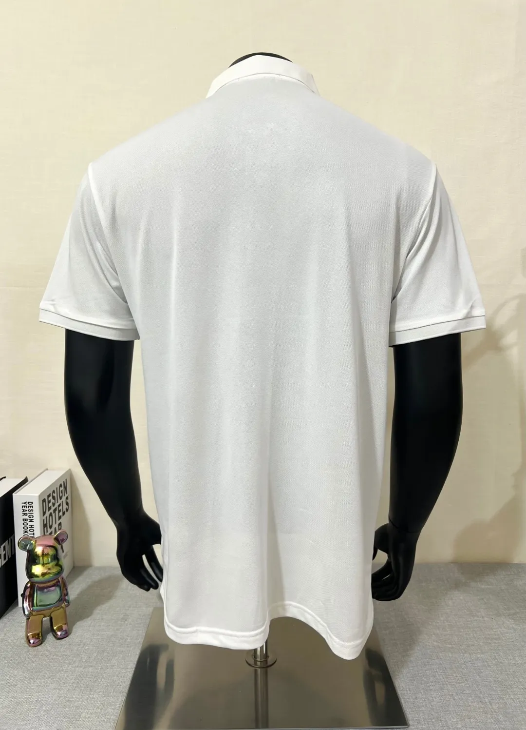 P150 MONCLER Men's Polo shirt with short sleeves and ice silk, YB official website is on sale at the same time; the winning bid is embroidered with fixed stitch logo. The MONCLER alphabet on the chest is classic and eye-catching. The texture is skin-friendly and comfortable. It has three labels. It is suitable for both business and leisure. It is breathable and dry. It has 3D three-dimensional tailoring technology and a three-dimensional upper body shape. Polo shirts have almost become a must-have item for everyone this season! If worn correctly, they will highlight your figure! They will look business-like and handsome! Every gesture will be full of charm! Color: black white, size: XS-2XL